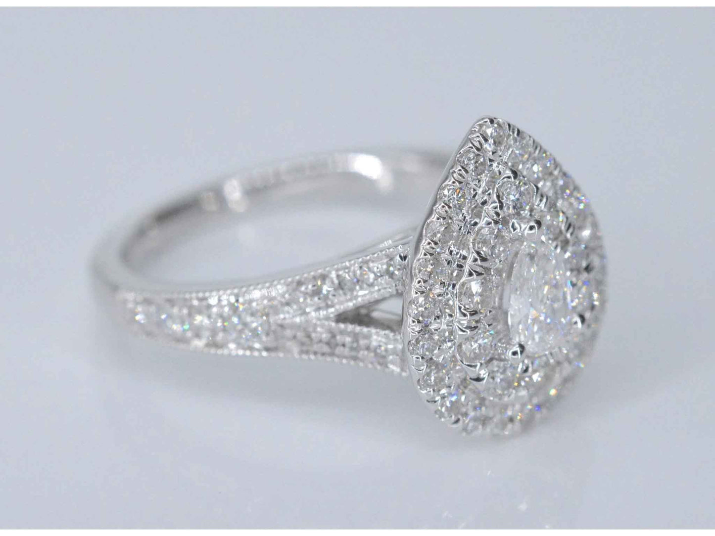 Witgouden druppelvormige entourage ring met diamanten