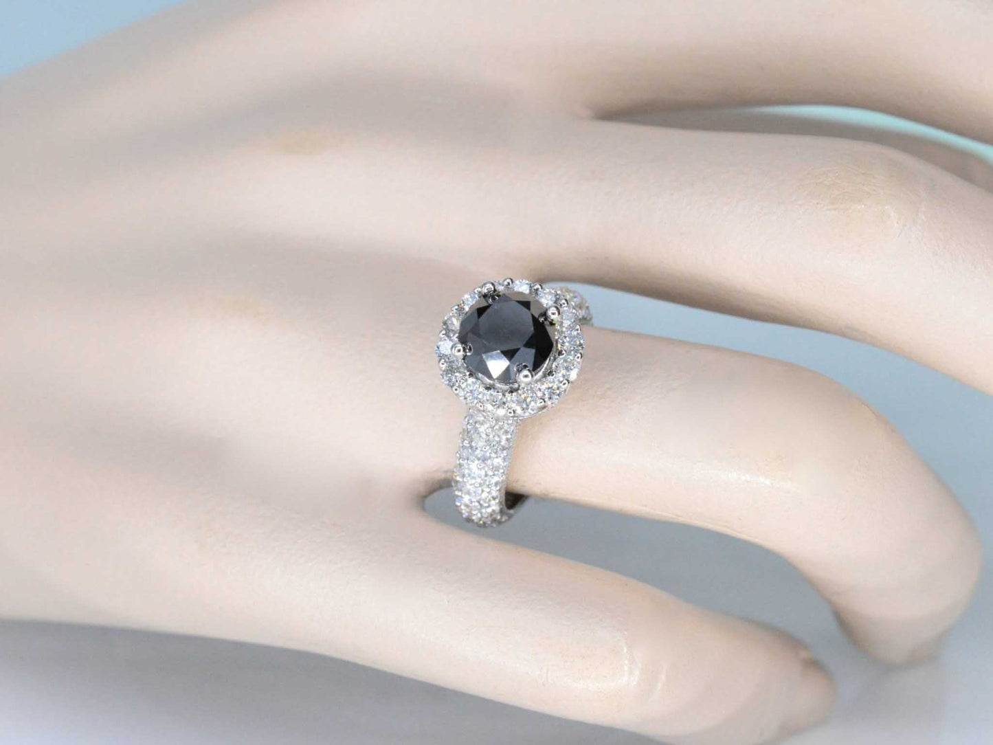 Witgouden entourage ring met grote diamanten en een zwarte diamant