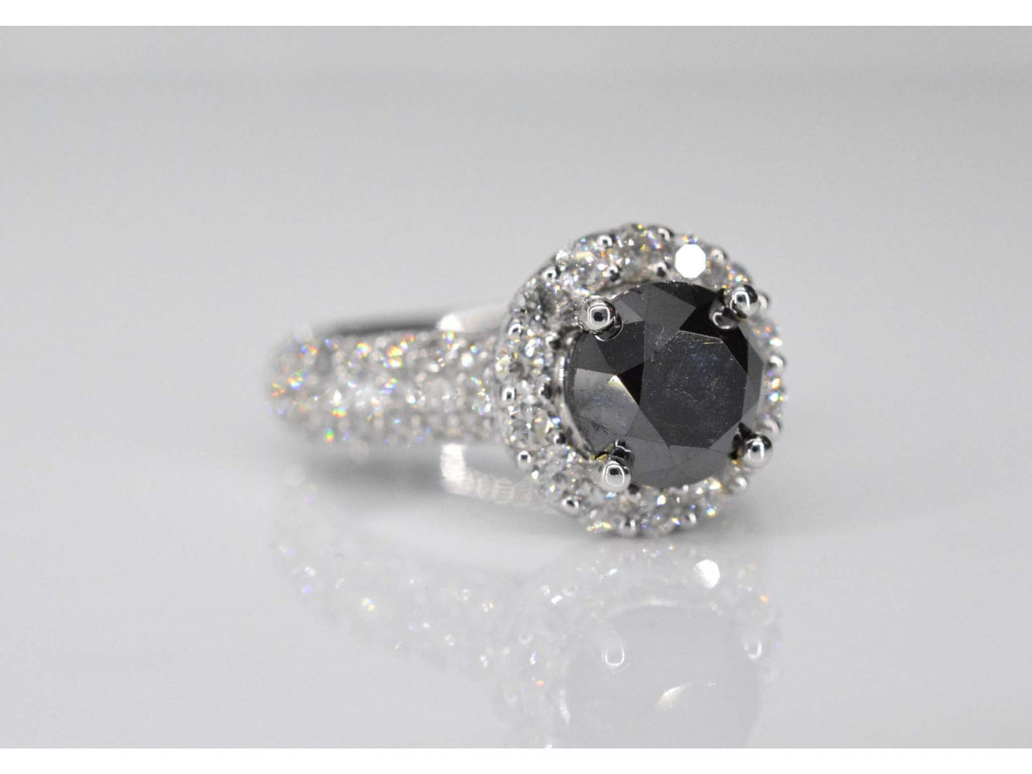 Witgouden entourage ring met grote diamanten en een zwarte diamant