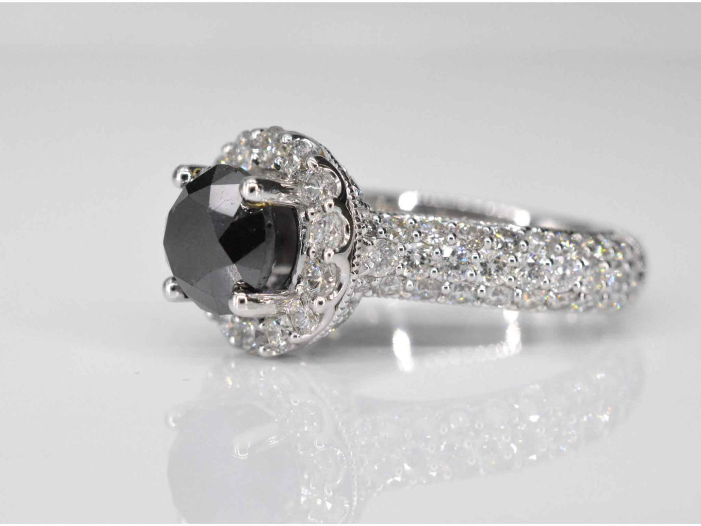 Witgouden entourage ring met grote diamanten en een zwarte diamant