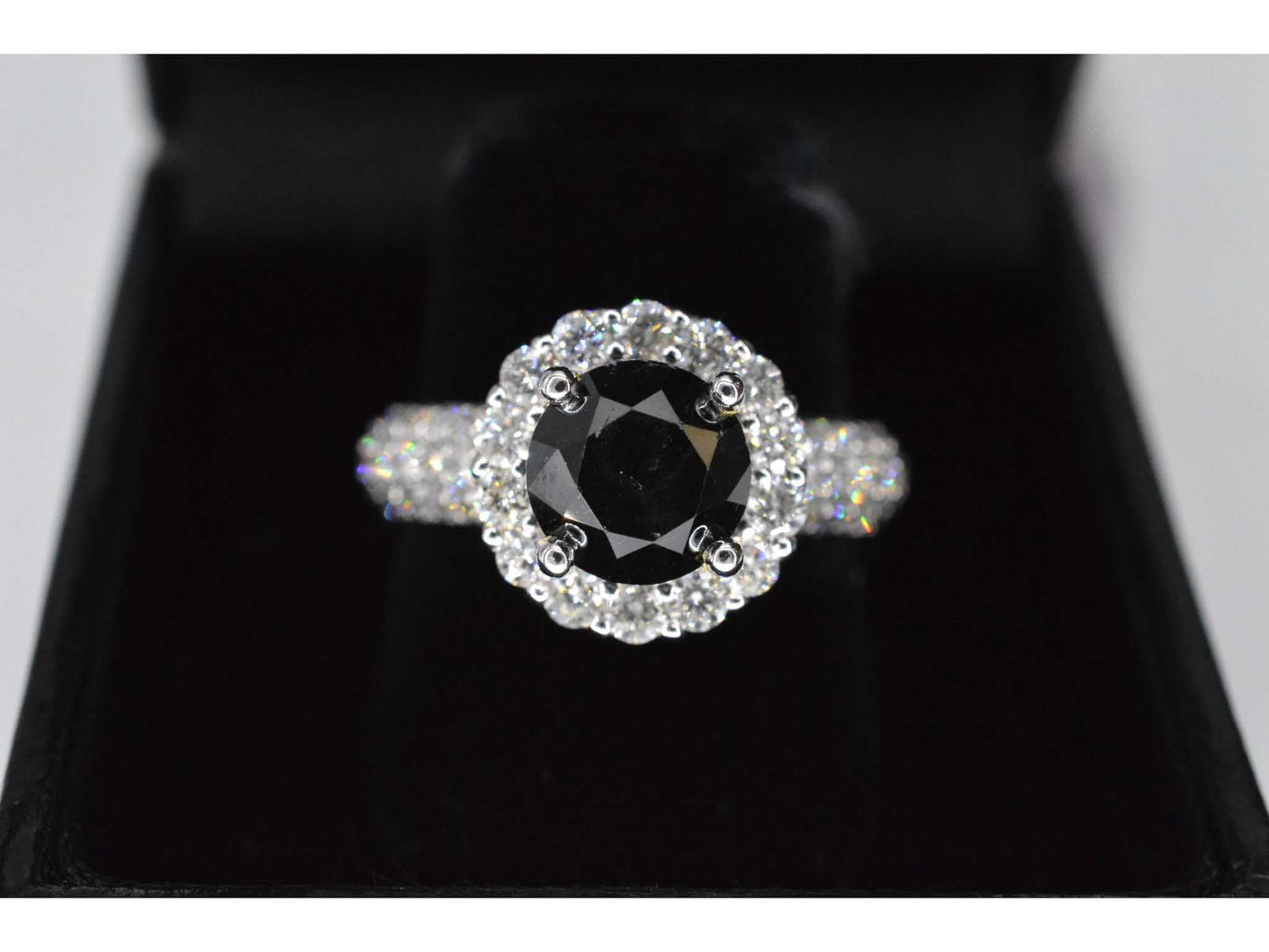 Witgouden entourage ring met grote diamanten en een zwarte diamant