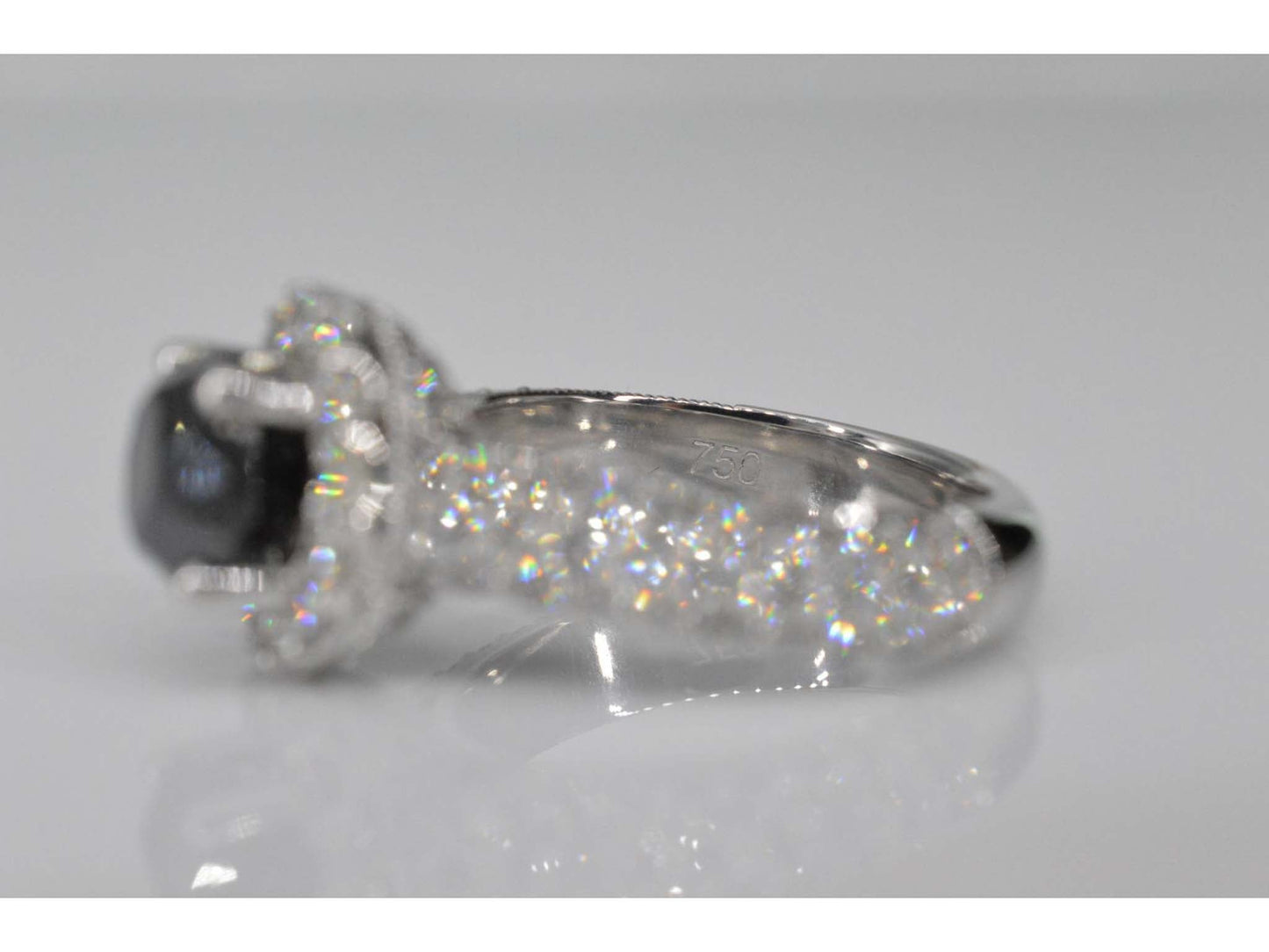 Witgouden entourage ring met grote diamanten en een zwarte diamant