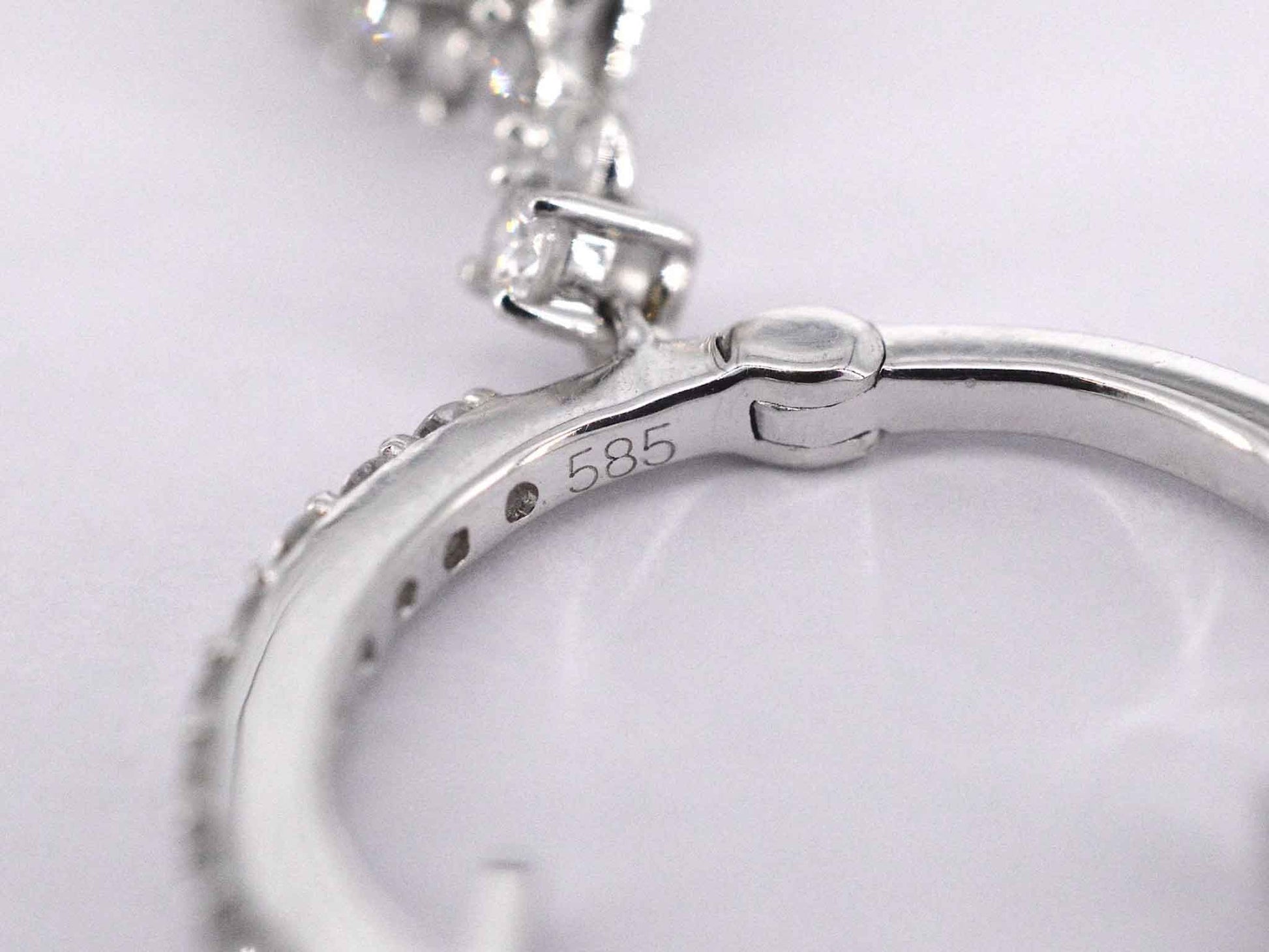 Witgouden druppelvormige oorhangers met diamanten 2055-7