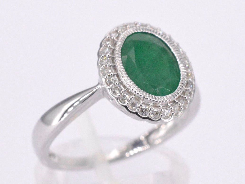 Witgouden entourage ring met diamanten en smaragd