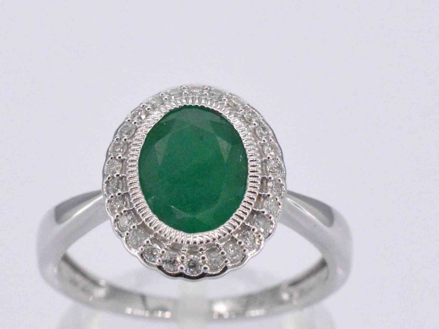 Witgouden entourage ring met diamanten en smaragd