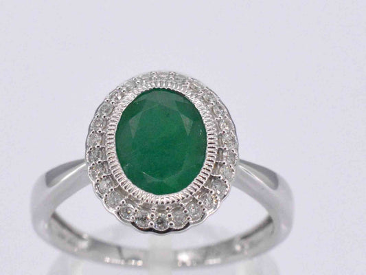 Witgouden entourage ring met diamanten en smaragd