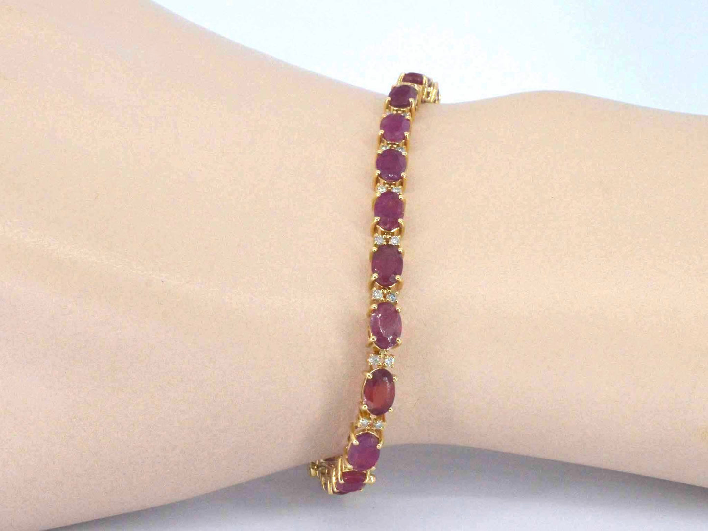 Gouden tennisarmband met diamanten en robijn