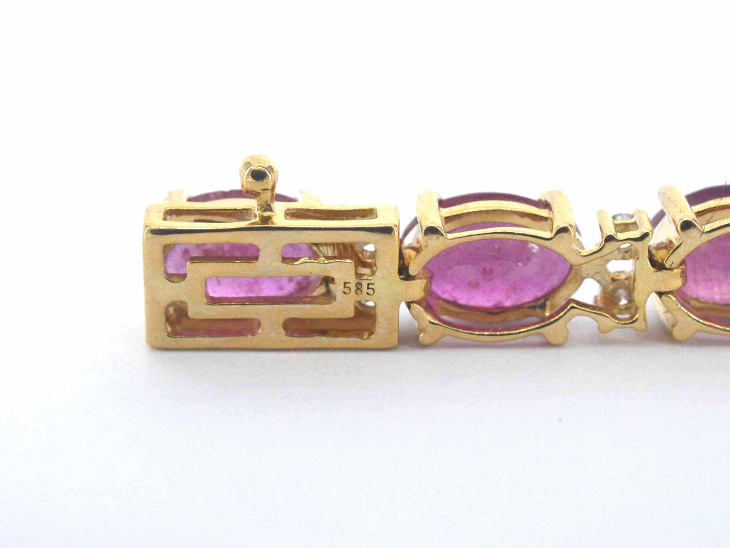 Gouden tennisarmband met diamanten en robijn
