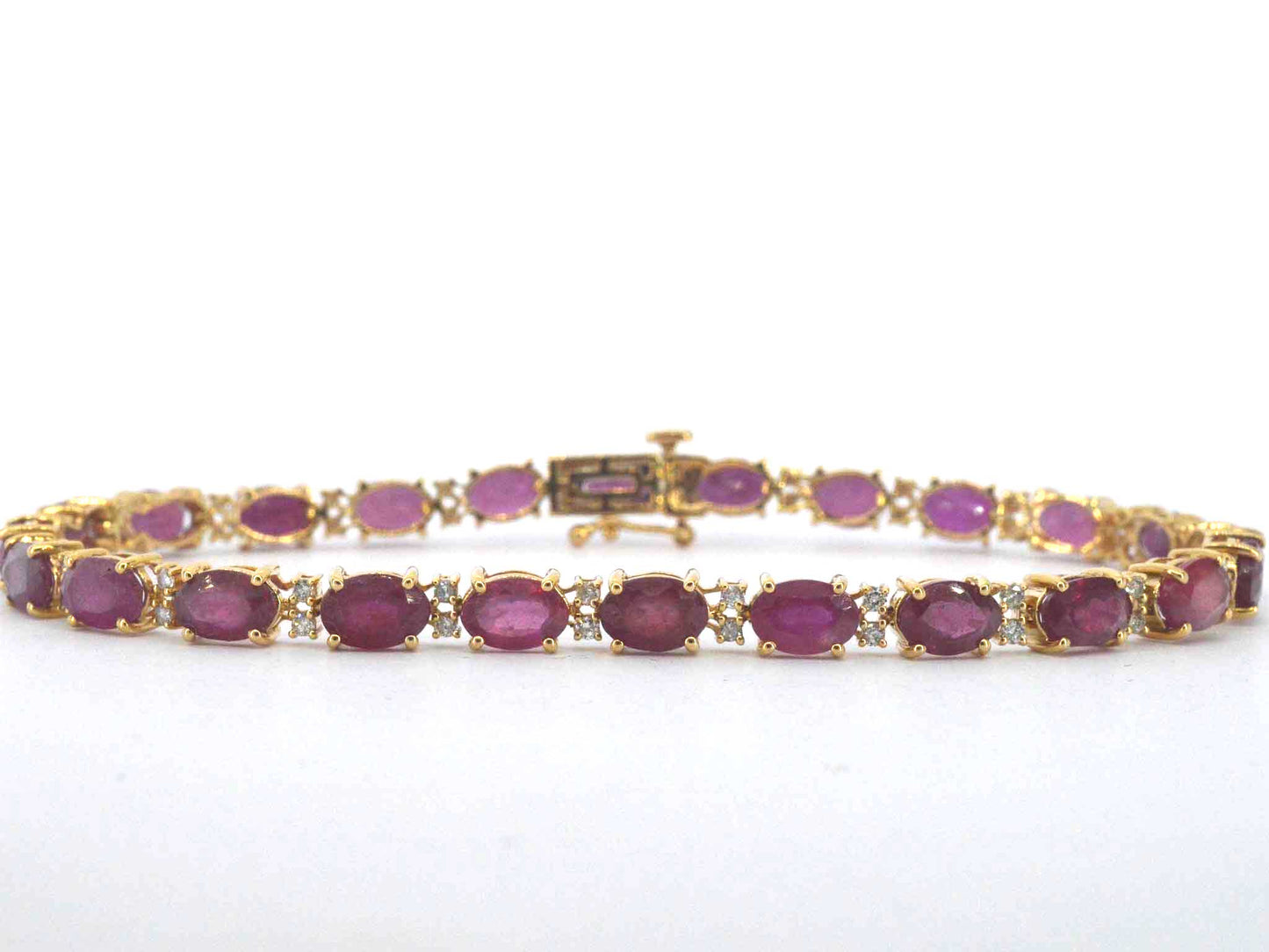 Gouden tennisarmband met diamanten en robijn