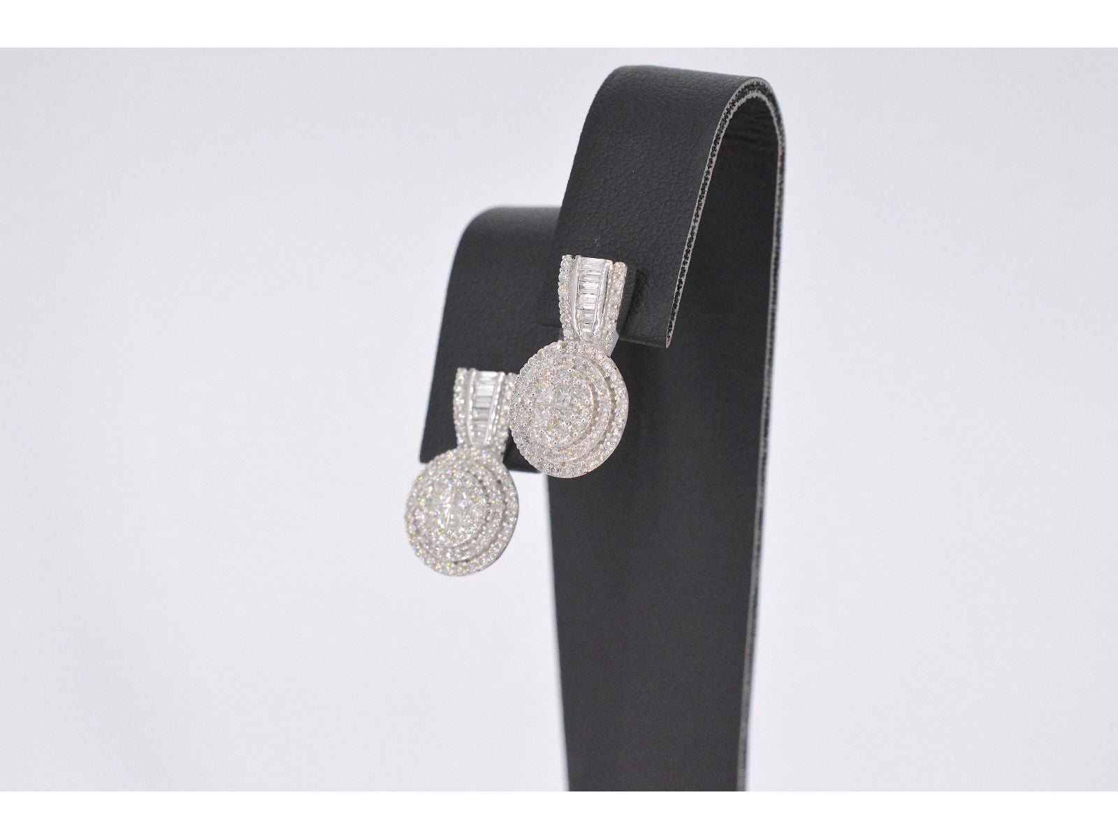 Witgouden oorbellen met briljant geslepen diamanten 2076-1