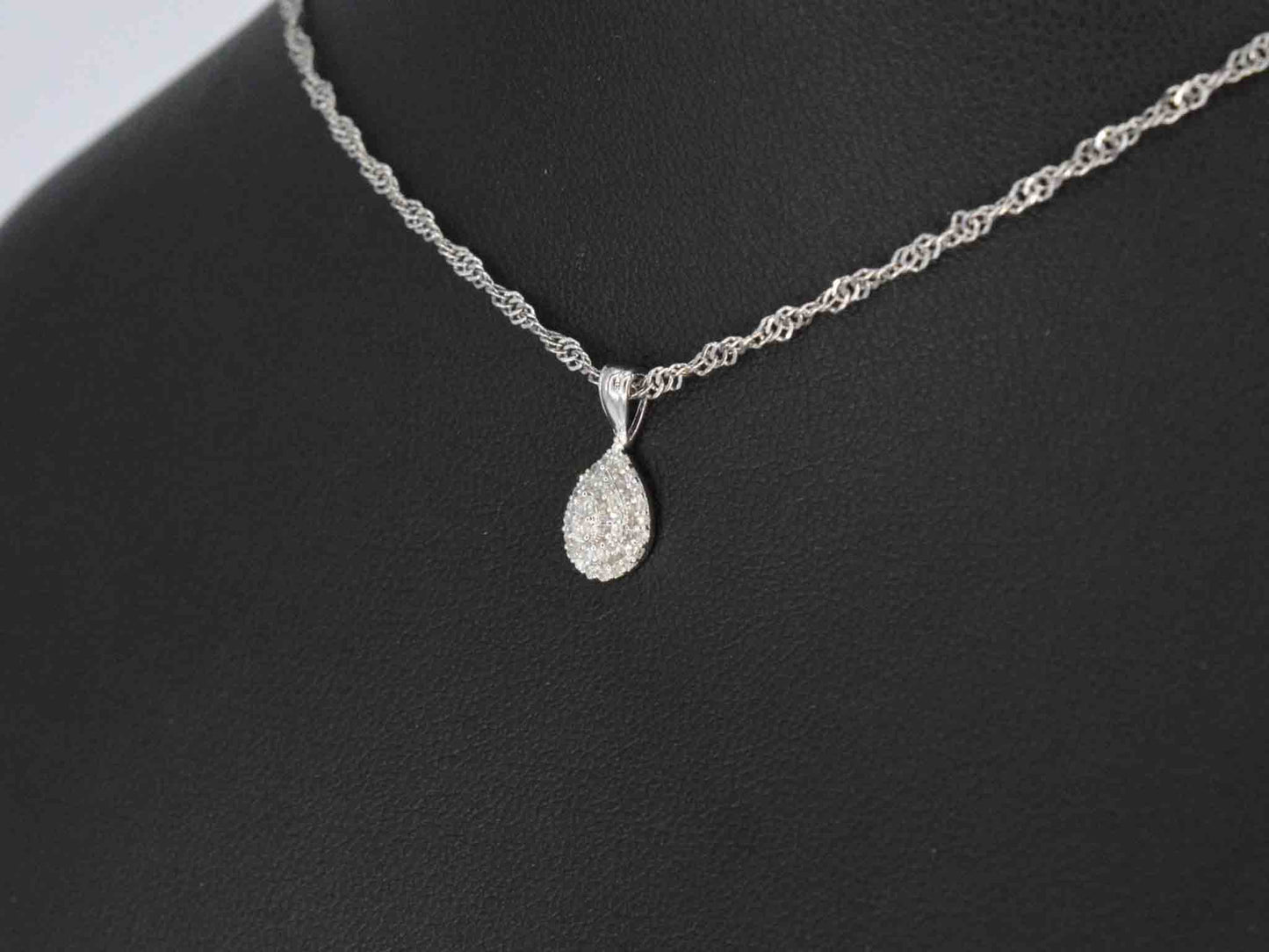 Witgouden druppelvormige hanger met diamanten