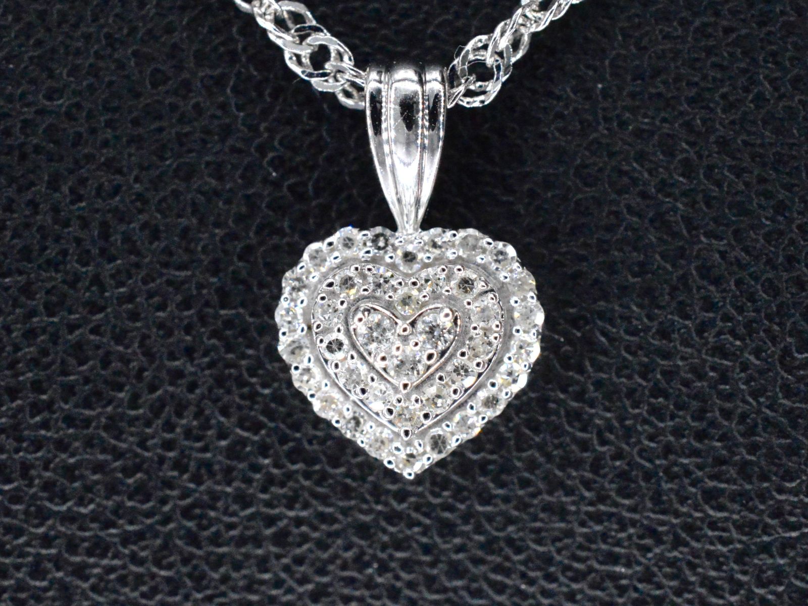 Witgouden hartvormige hanger met diamanten