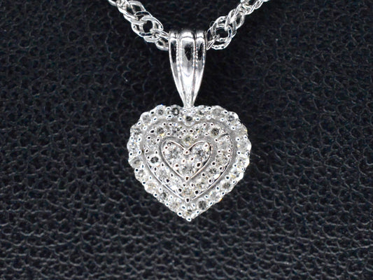 Witgouden hartvormige hanger met diamanten