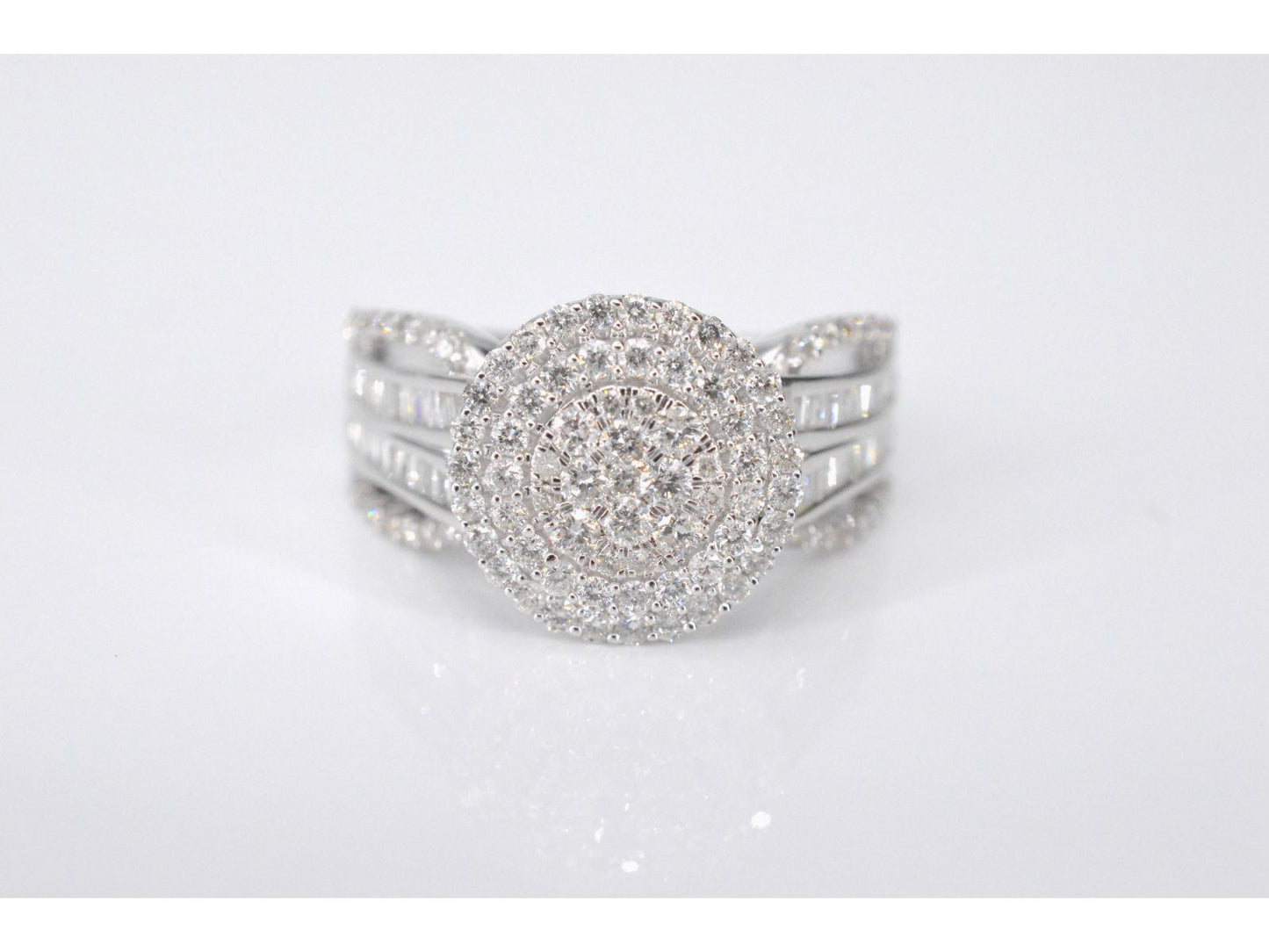 Witgouden entourage ring met diamanten