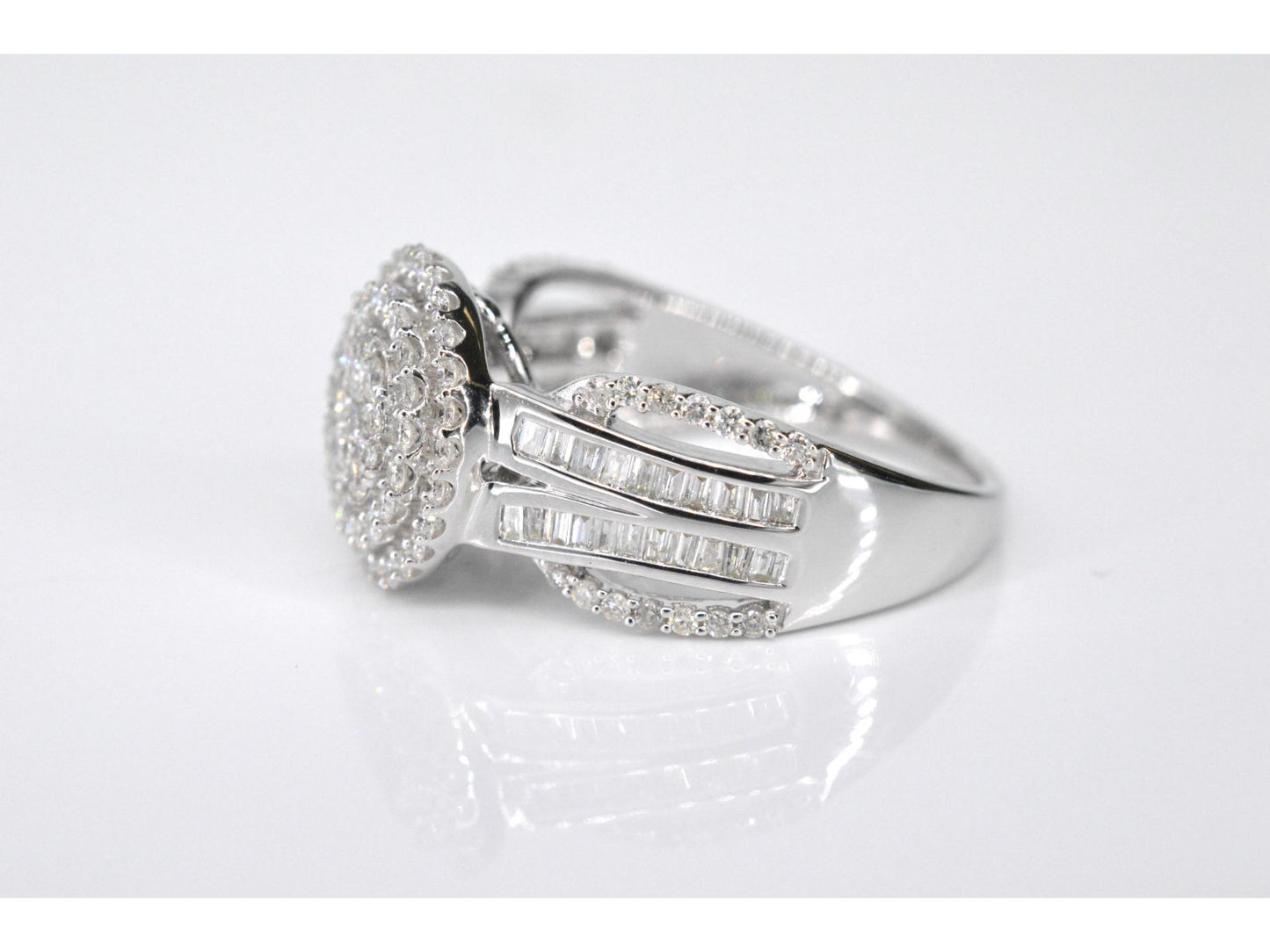 Witgouden entourage ring met diamanten