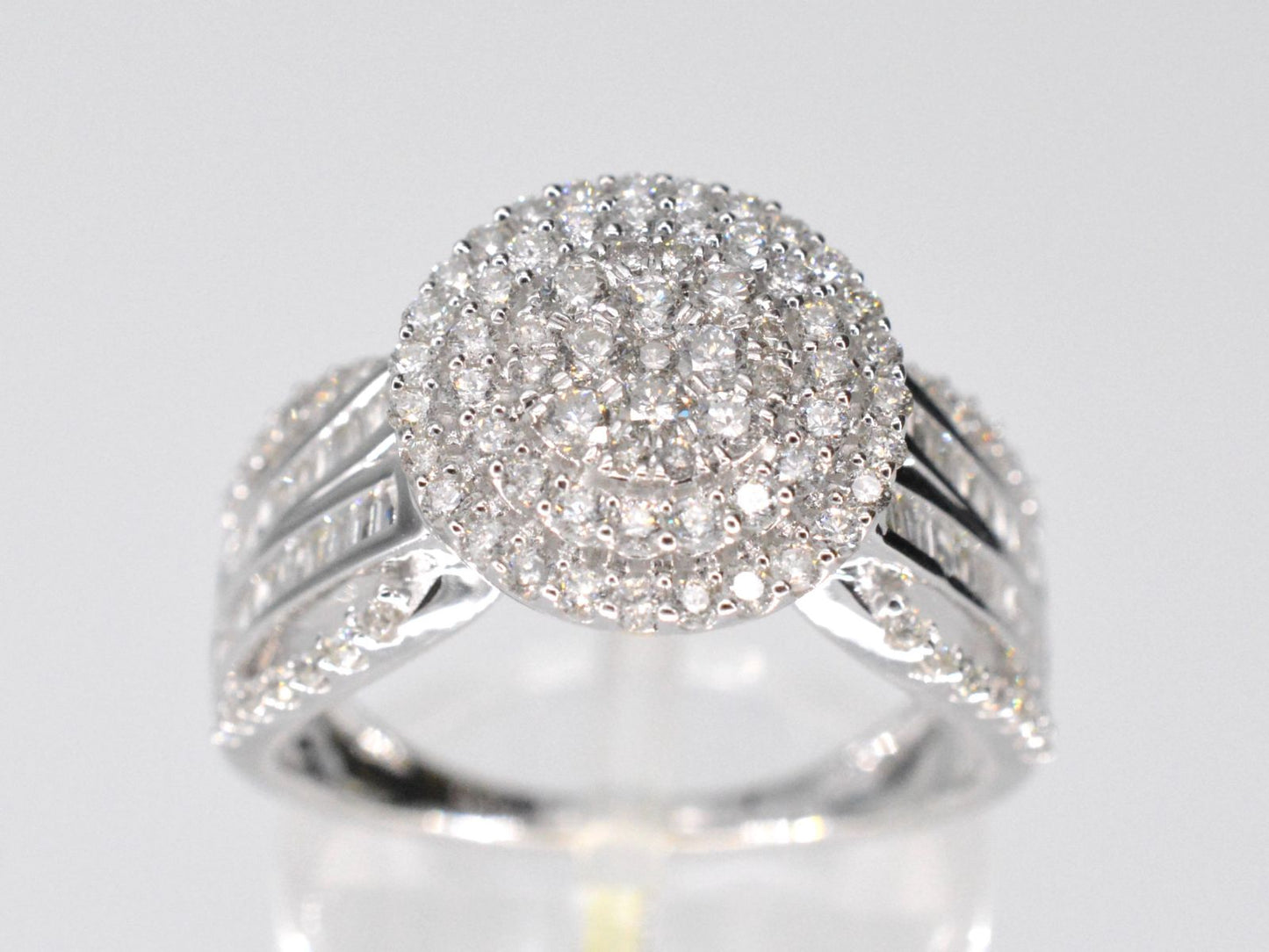 Witgouden entourage ring met diamanten