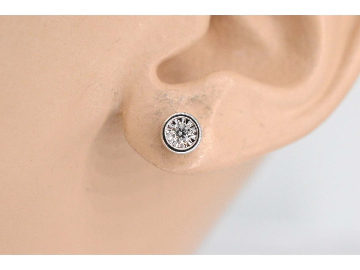 Witgouden oorbellen met een briljant geslepen diamant