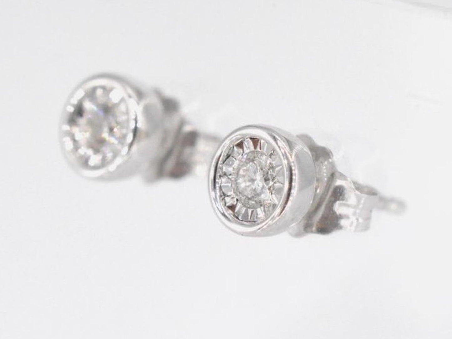 Witgouden oorbellen met een briljant geslepen diamant 2090-2