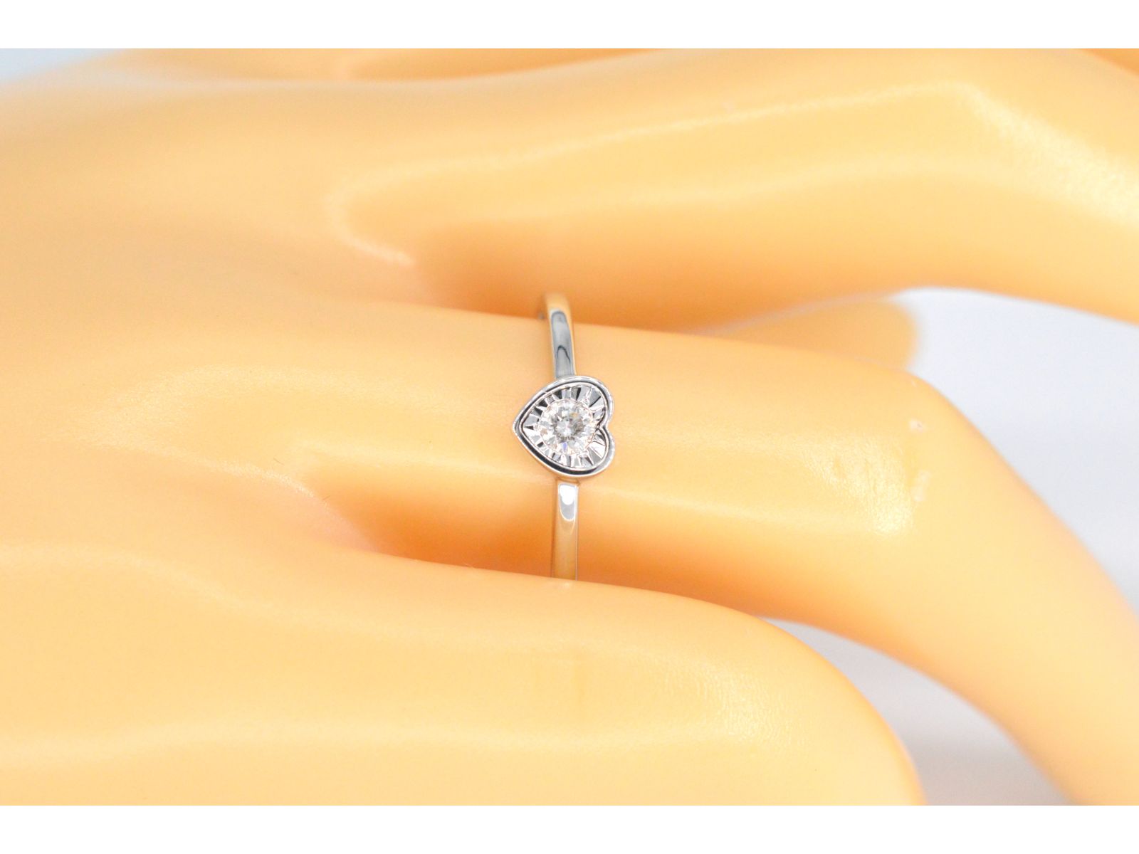 Witgouden ring met een briljant geslepen diamant in hartvorm