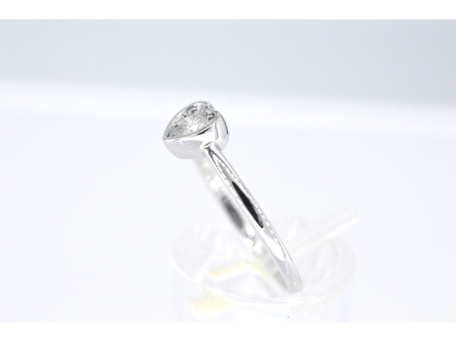 Witgouden ring met een briljant geslepen diamant in hartvorm 2094-1