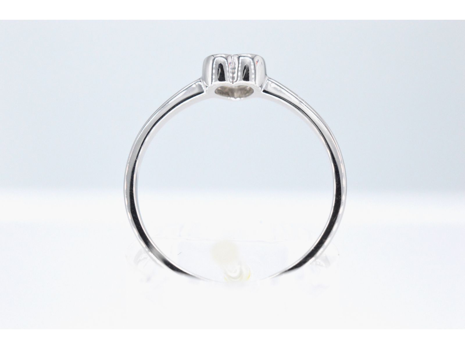 Witgouden ring met een briljant geslepen diamant in hartvorm 2094-2