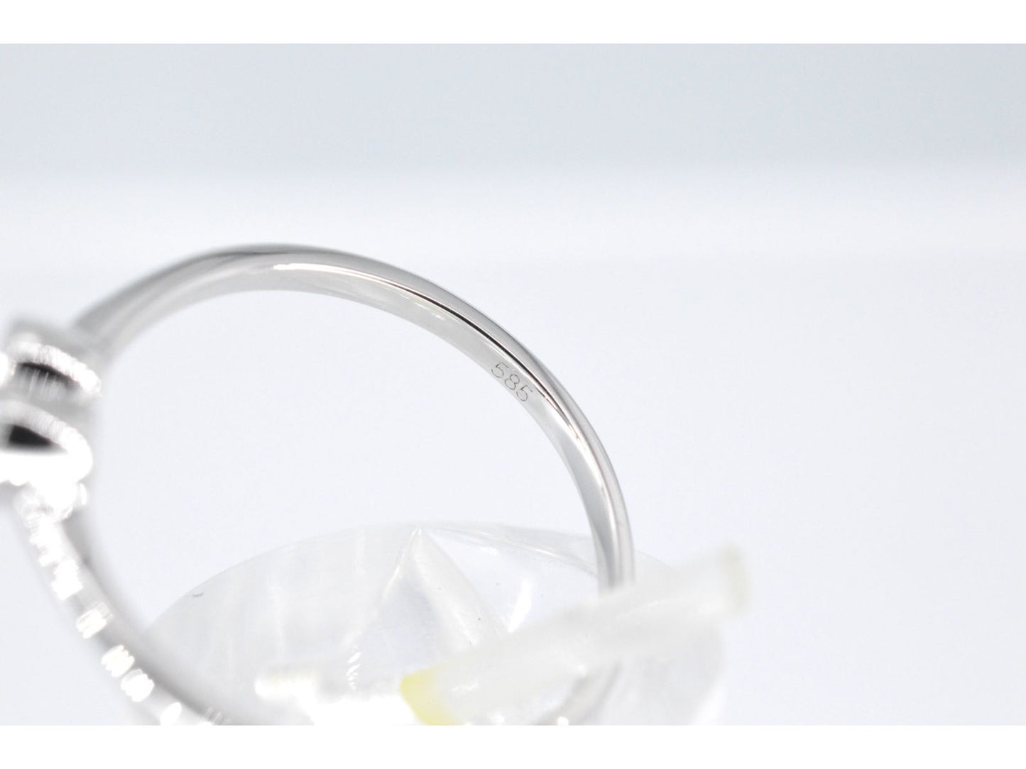 Witgouden ring met een briljant geslepen diamant in hartvorm 2094-3