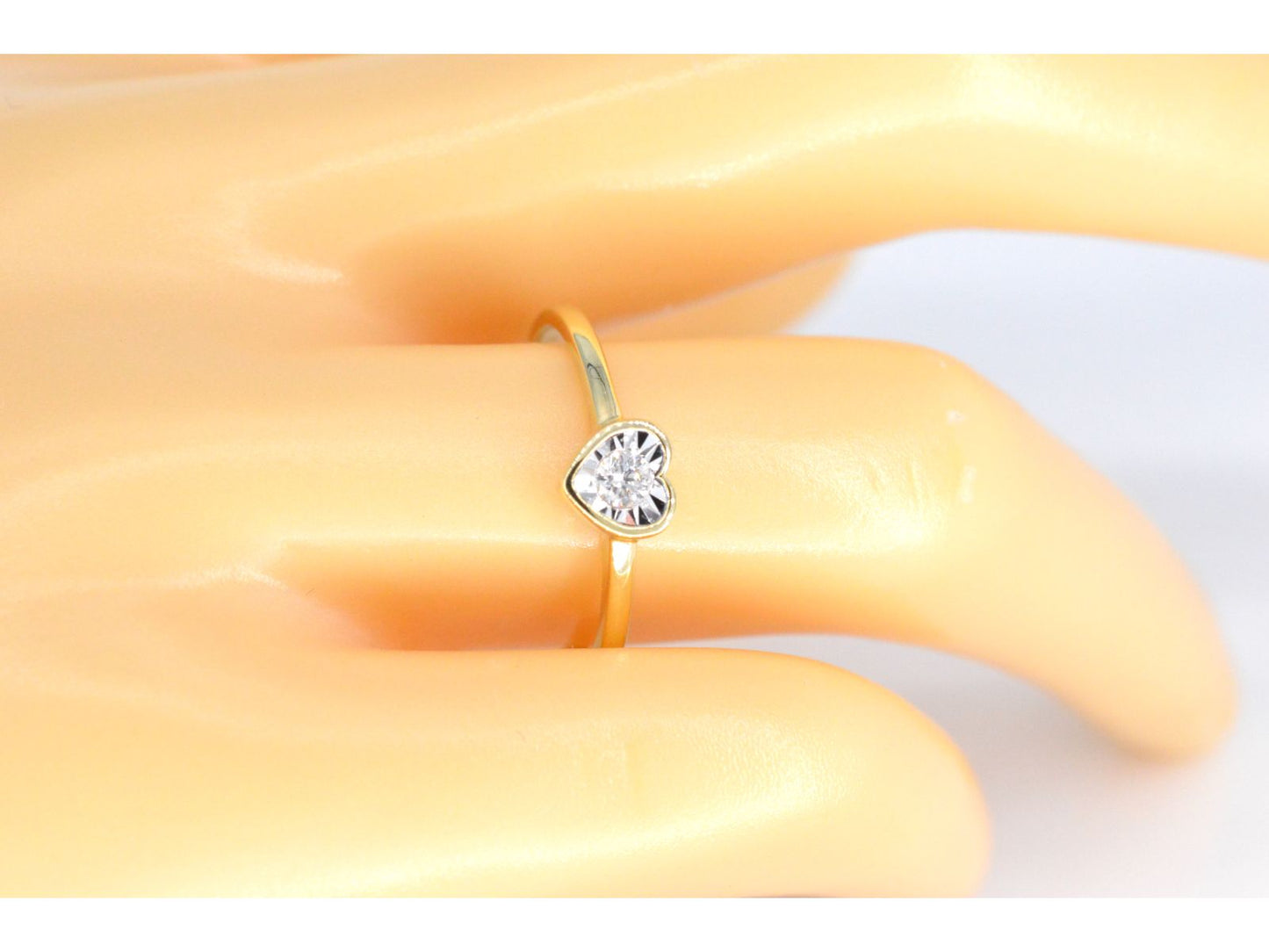 Gouden ring met een briljant geslepen diamant in hartvorm