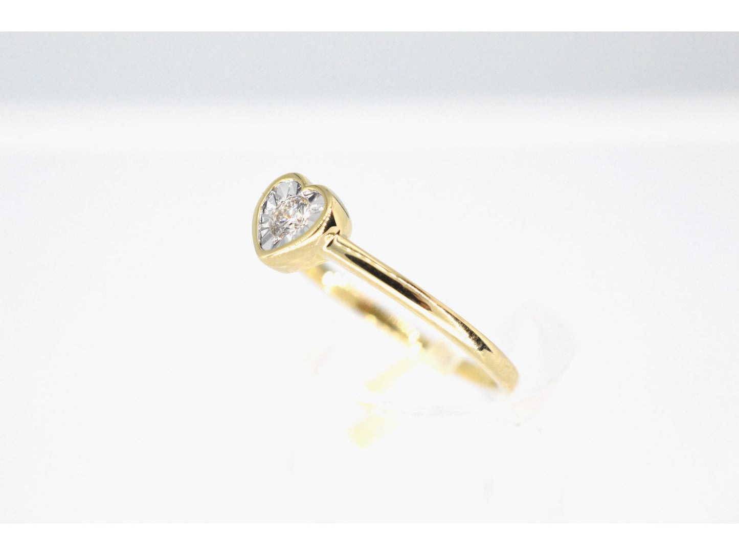 Gouden ring met een briljant geslepen diamant in hartvorm