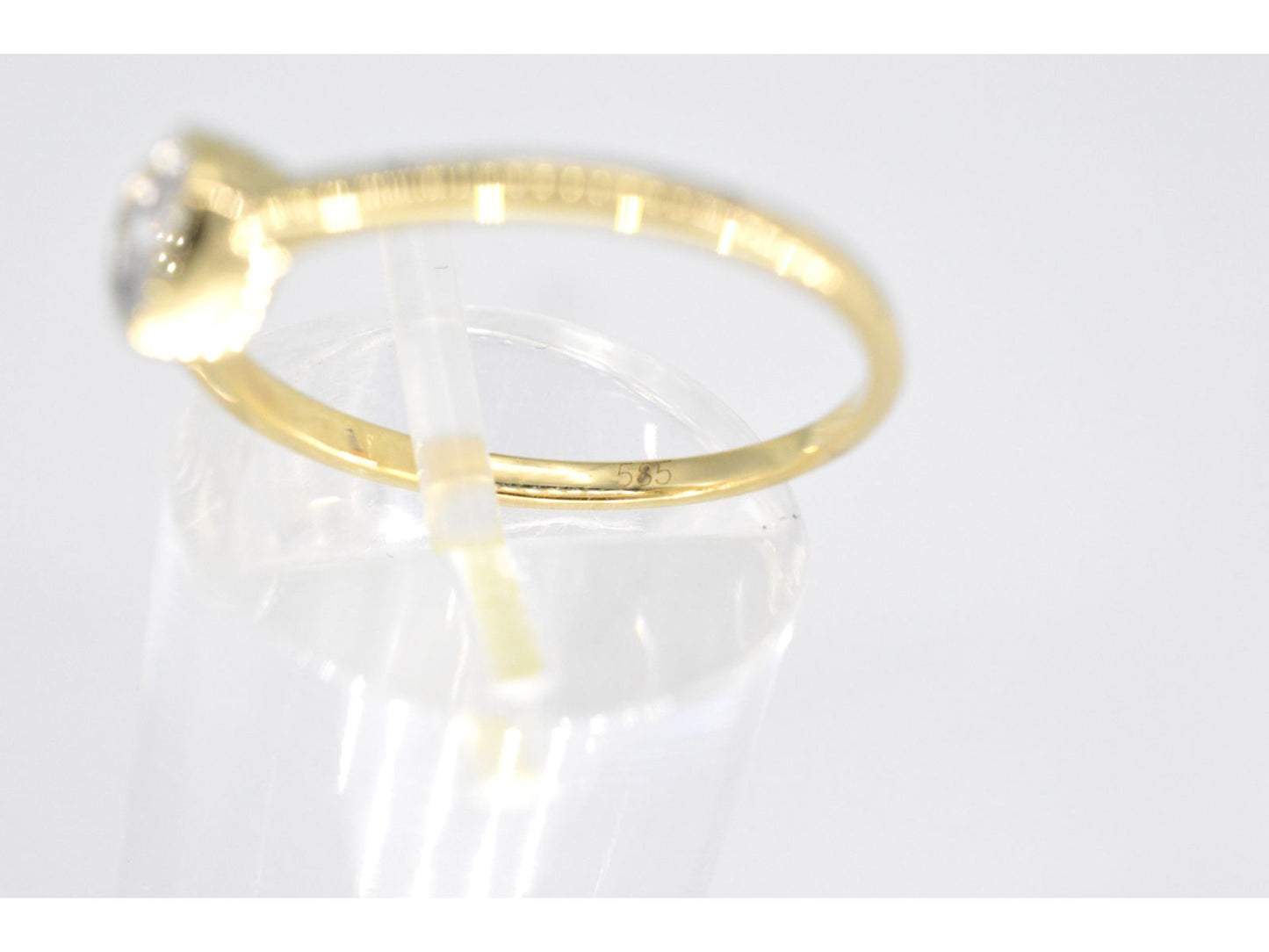 Gouden ring met een briljant geslepen diamant in hartvorm