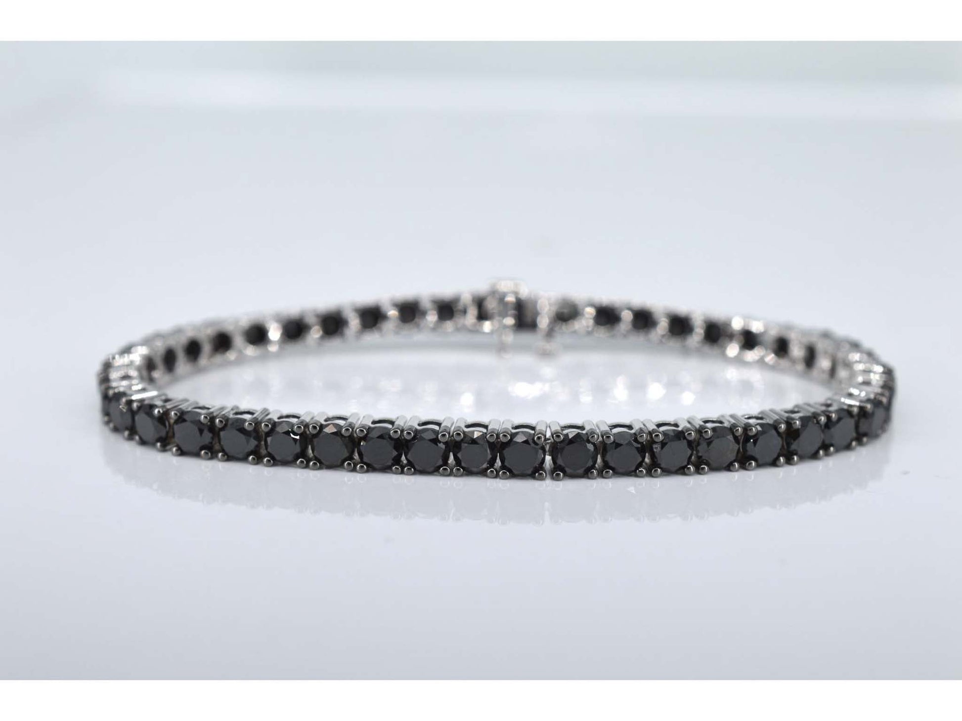 Witgouden tennisarmband rondom gezet met zwarte diamanten