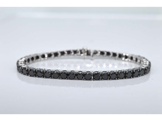 Witgouden tennisarmband rondom gezet met zwarte diamanten