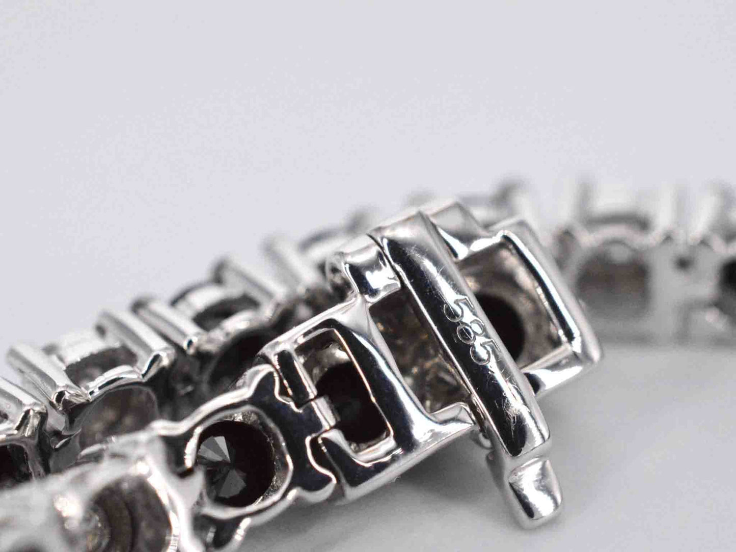 Witgouden tennisarmband rondom gezet met zwarte en witte diamanten