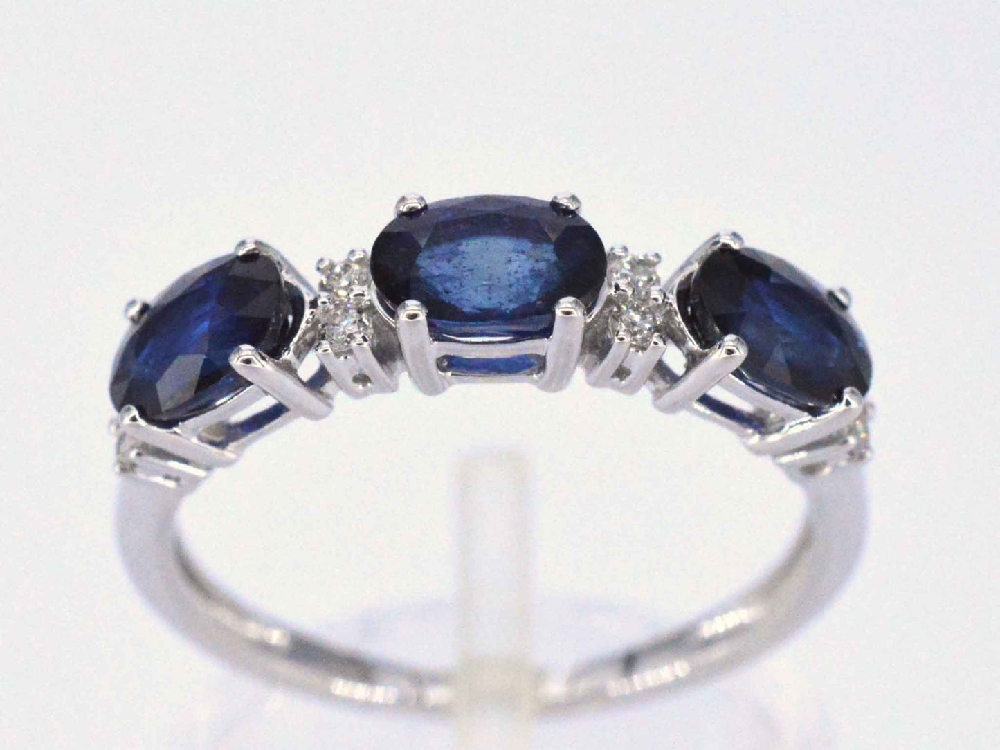 Witgouden ring met diamanten en saffier 2122-8