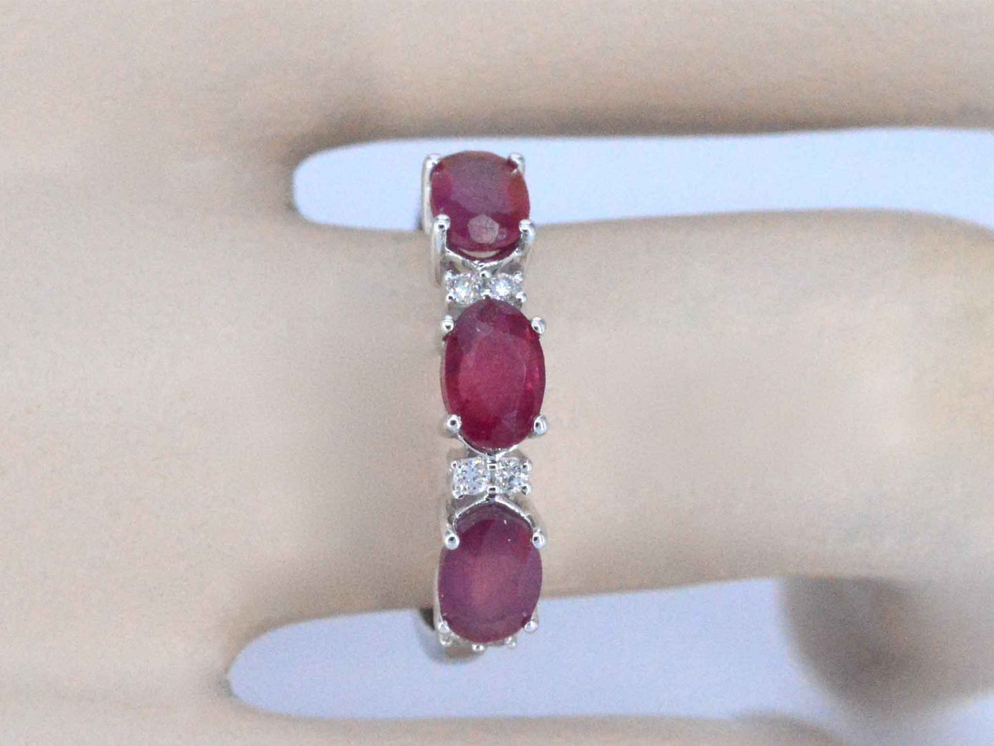 Witgouden ring met diamanten en robijn