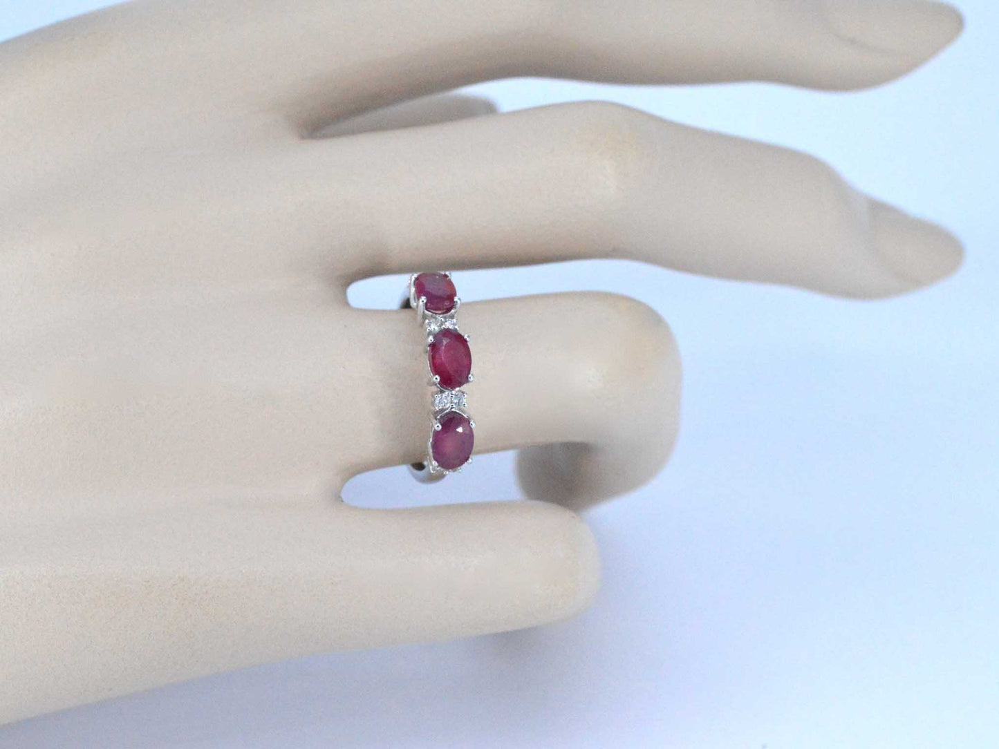Witgouden ring met diamanten en robijn