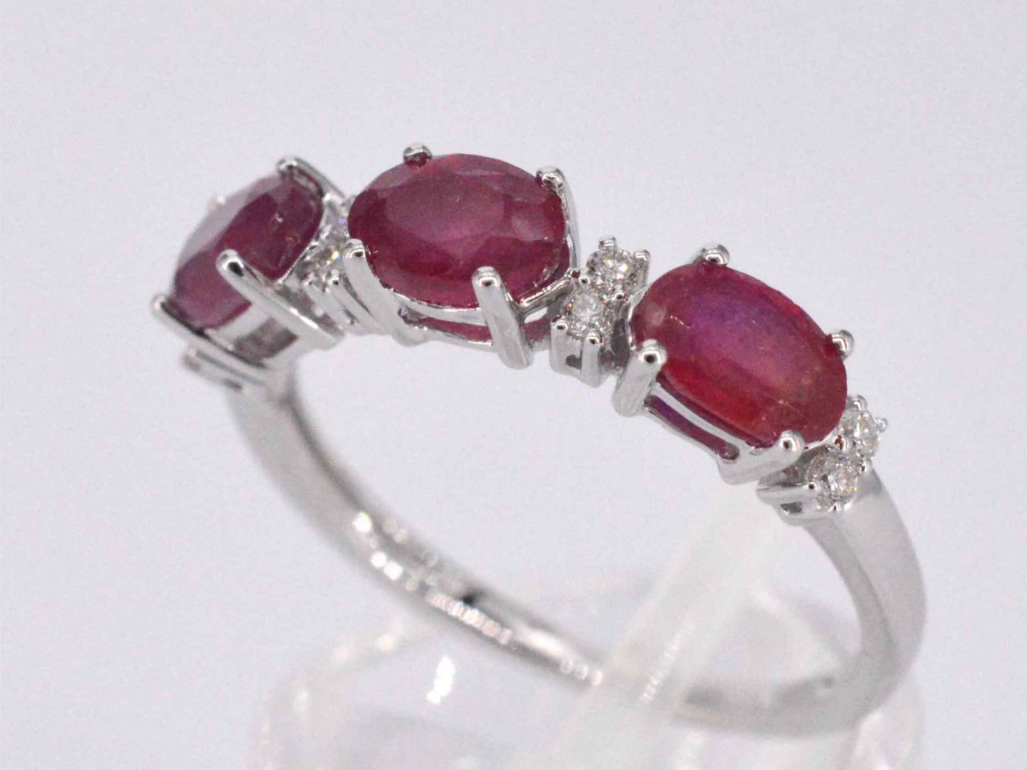 Witgouden ring met diamanten en robijn