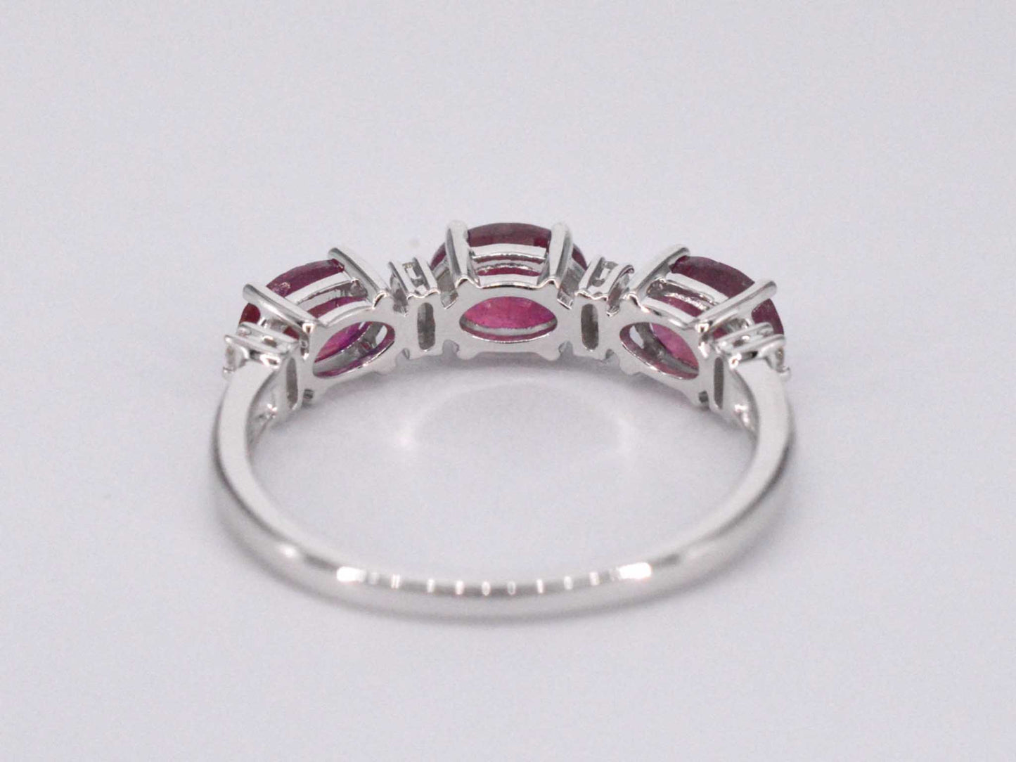 Witgouden ring met diamanten en robijn