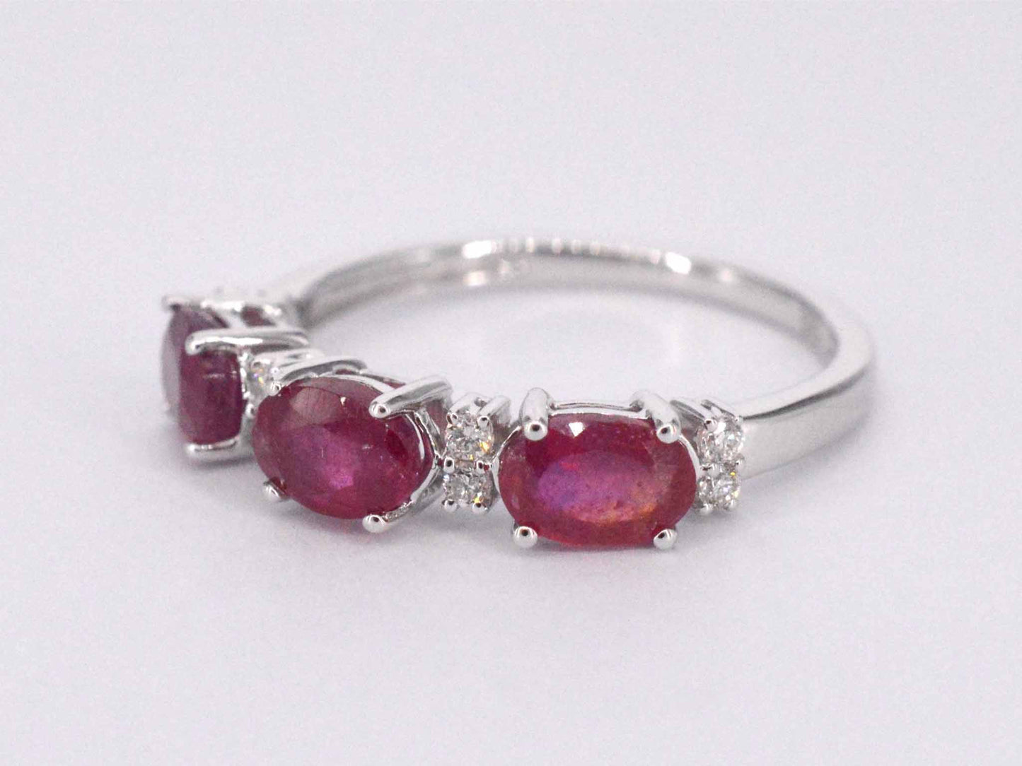 Witgouden ring met diamanten en robijn