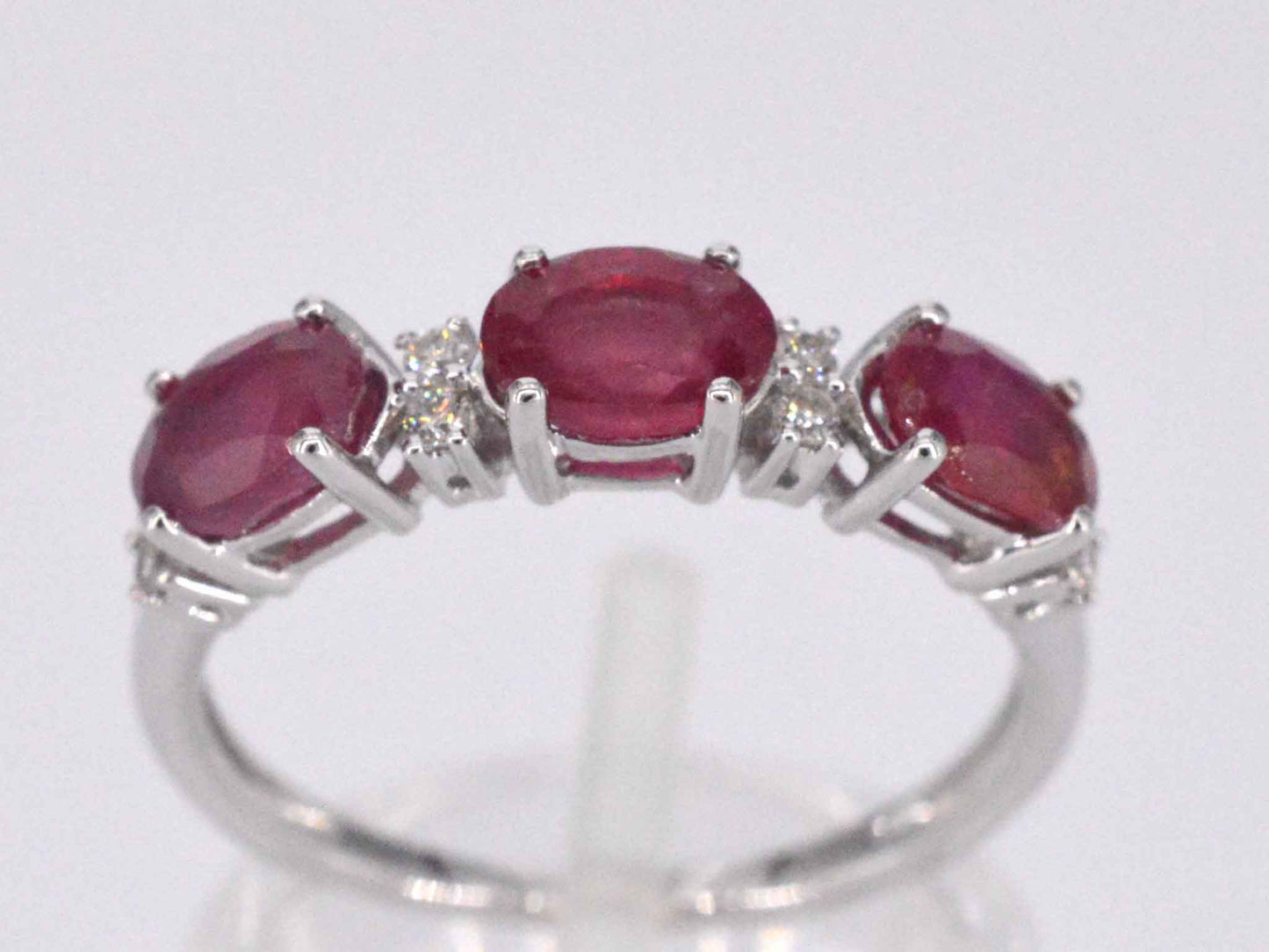 Witgouden ring met diamanten en robijn