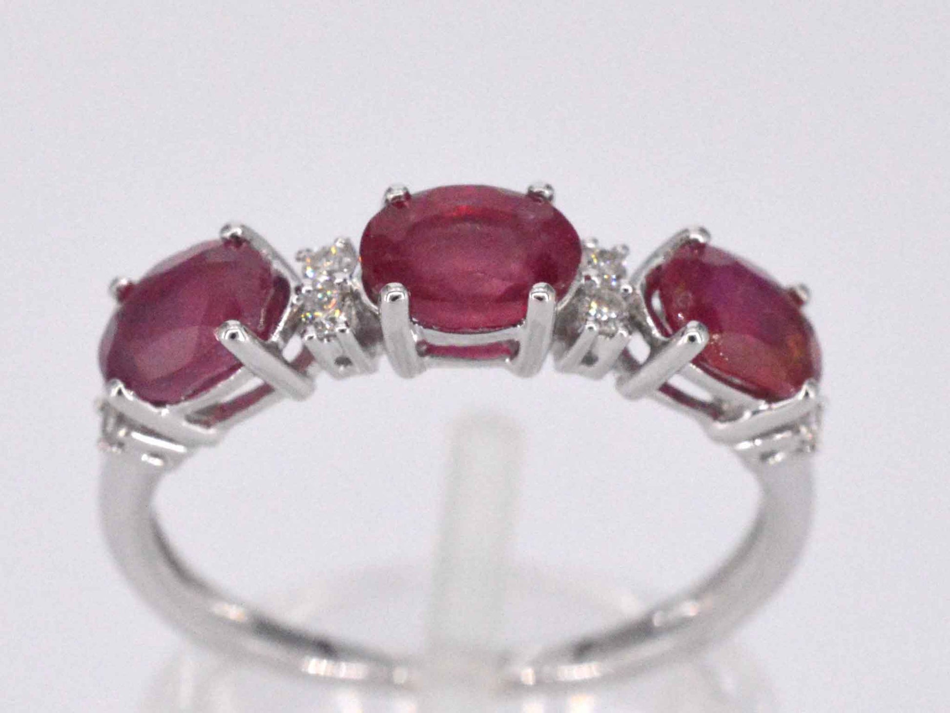Witgouden ring met diamanten en robijn