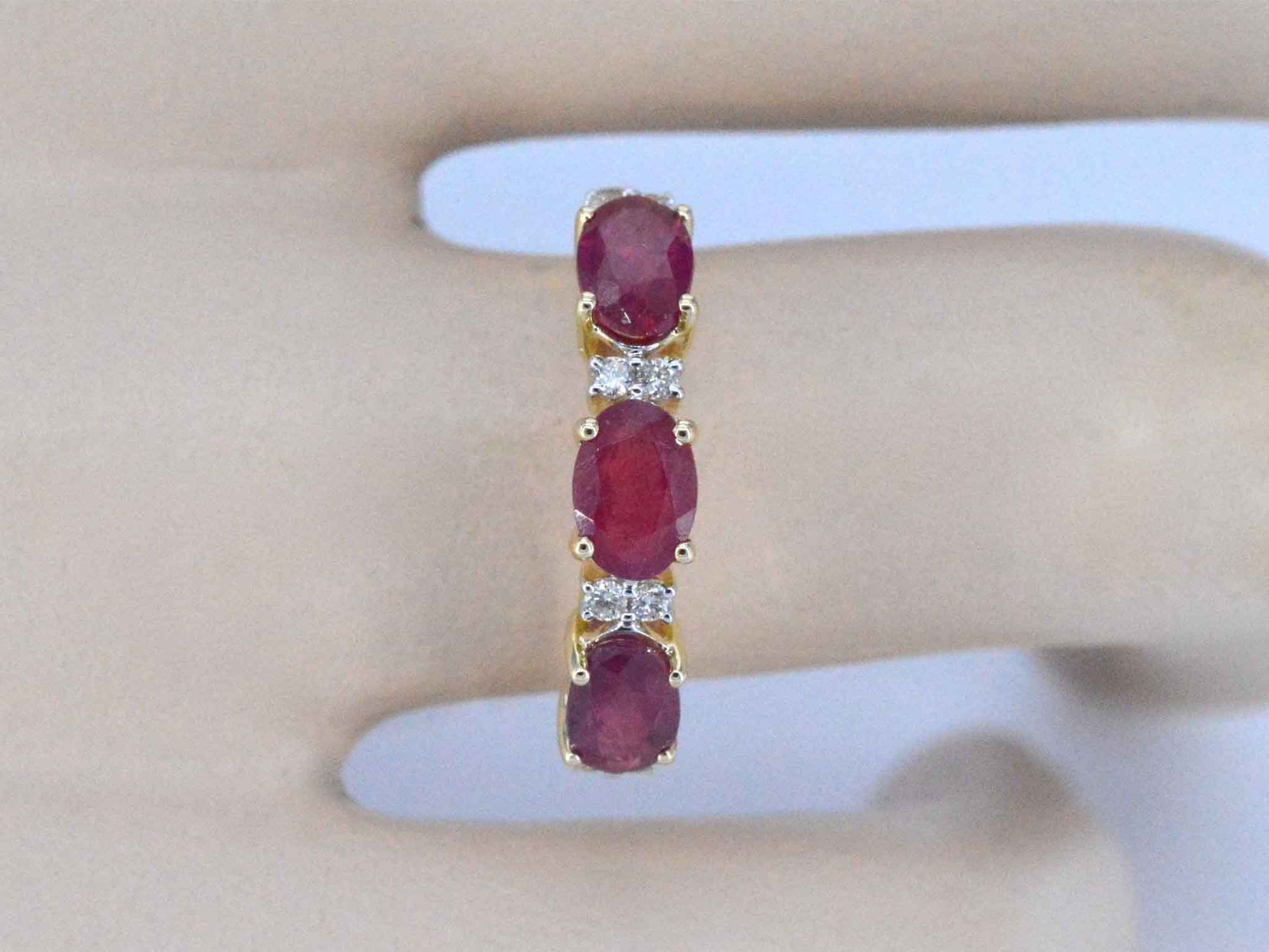 Gouden ring met diamanten en robijn