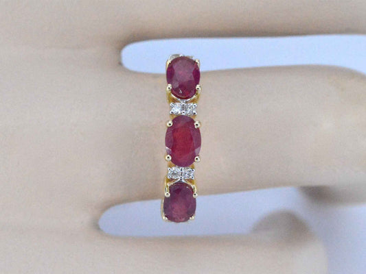 Gouden ring met diamanten en robijn