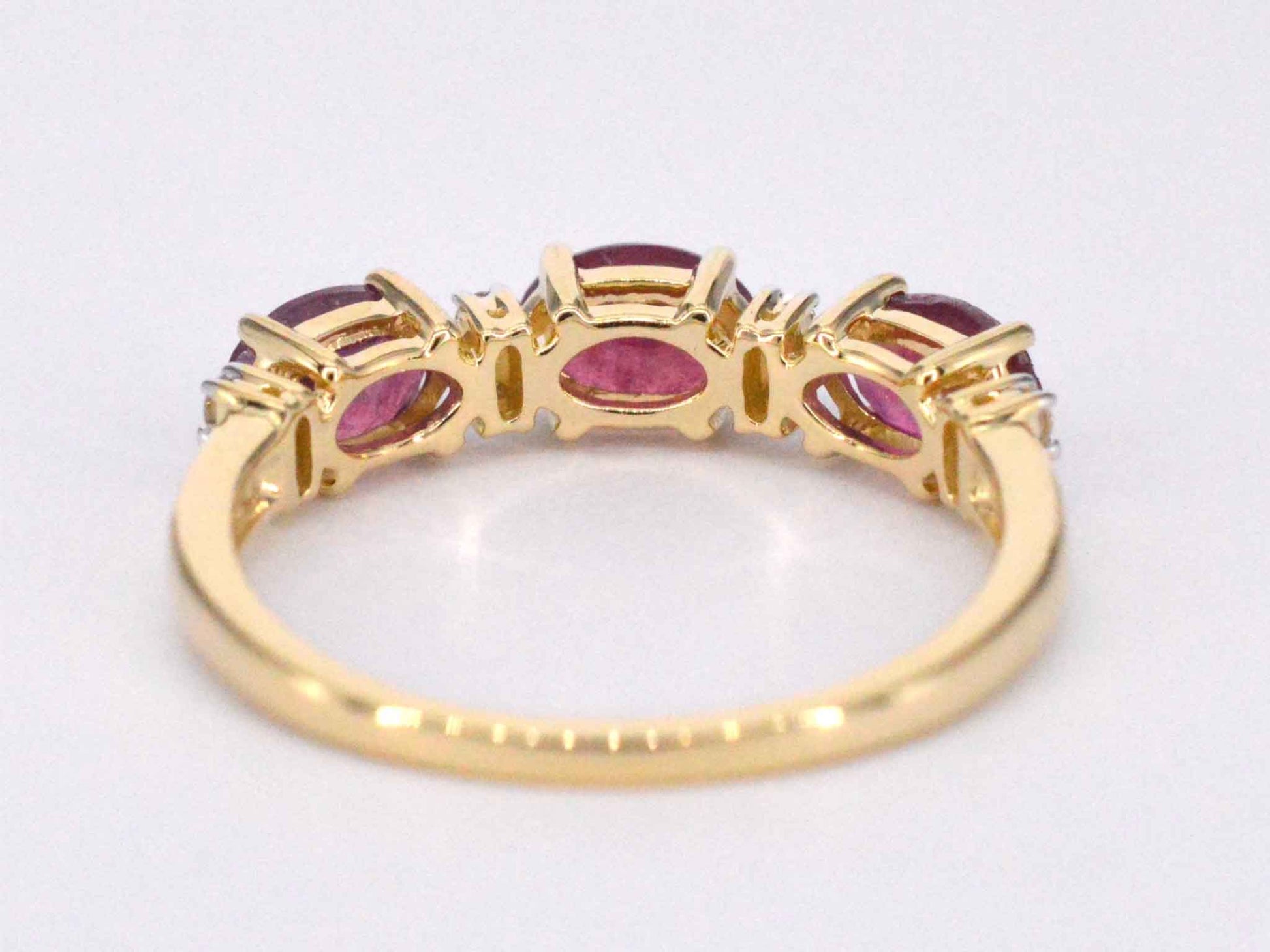 Gouden ring met diamanten en robijn 2125-6
