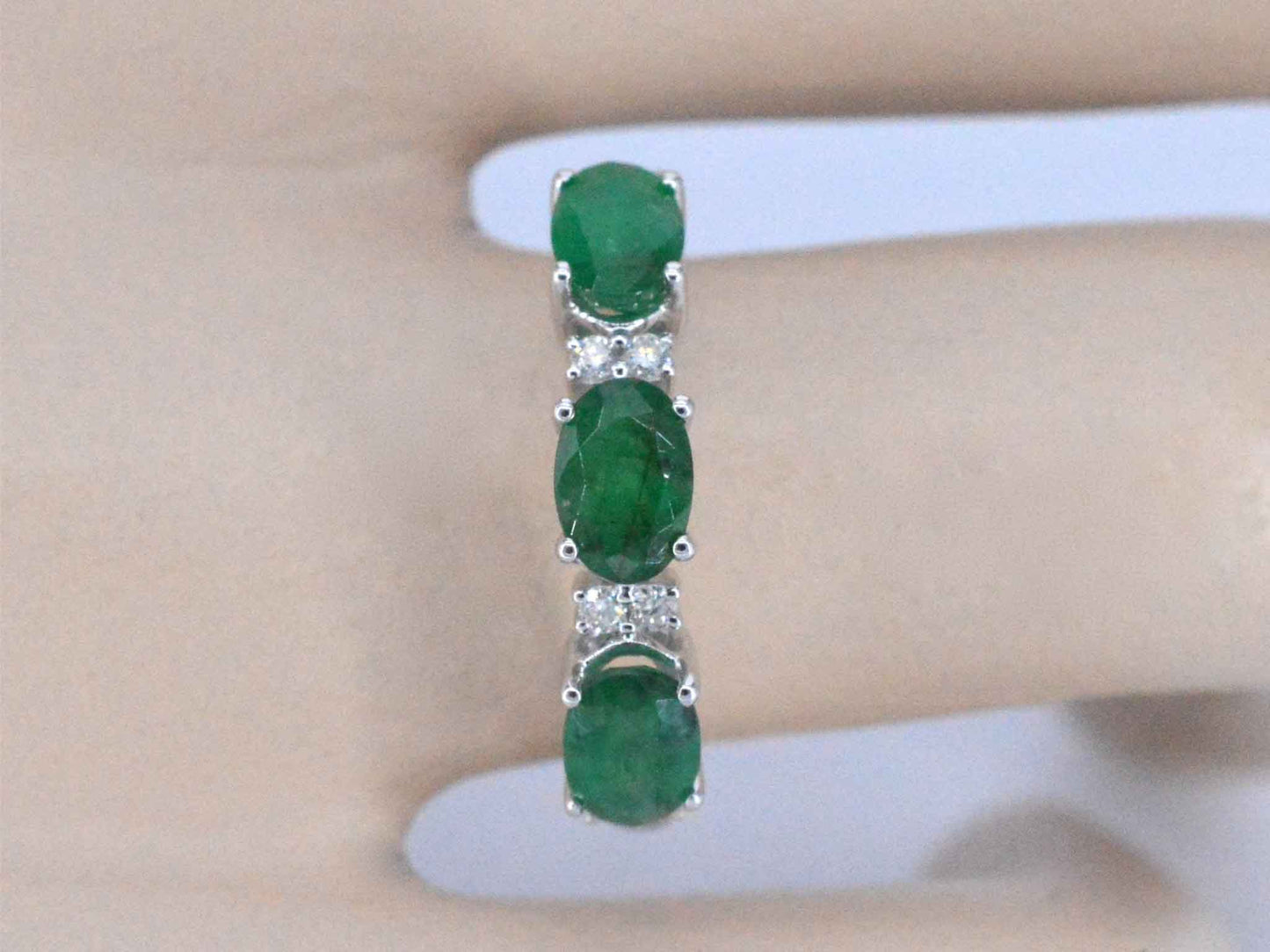 Witgouden ring met diamanten en smaragd