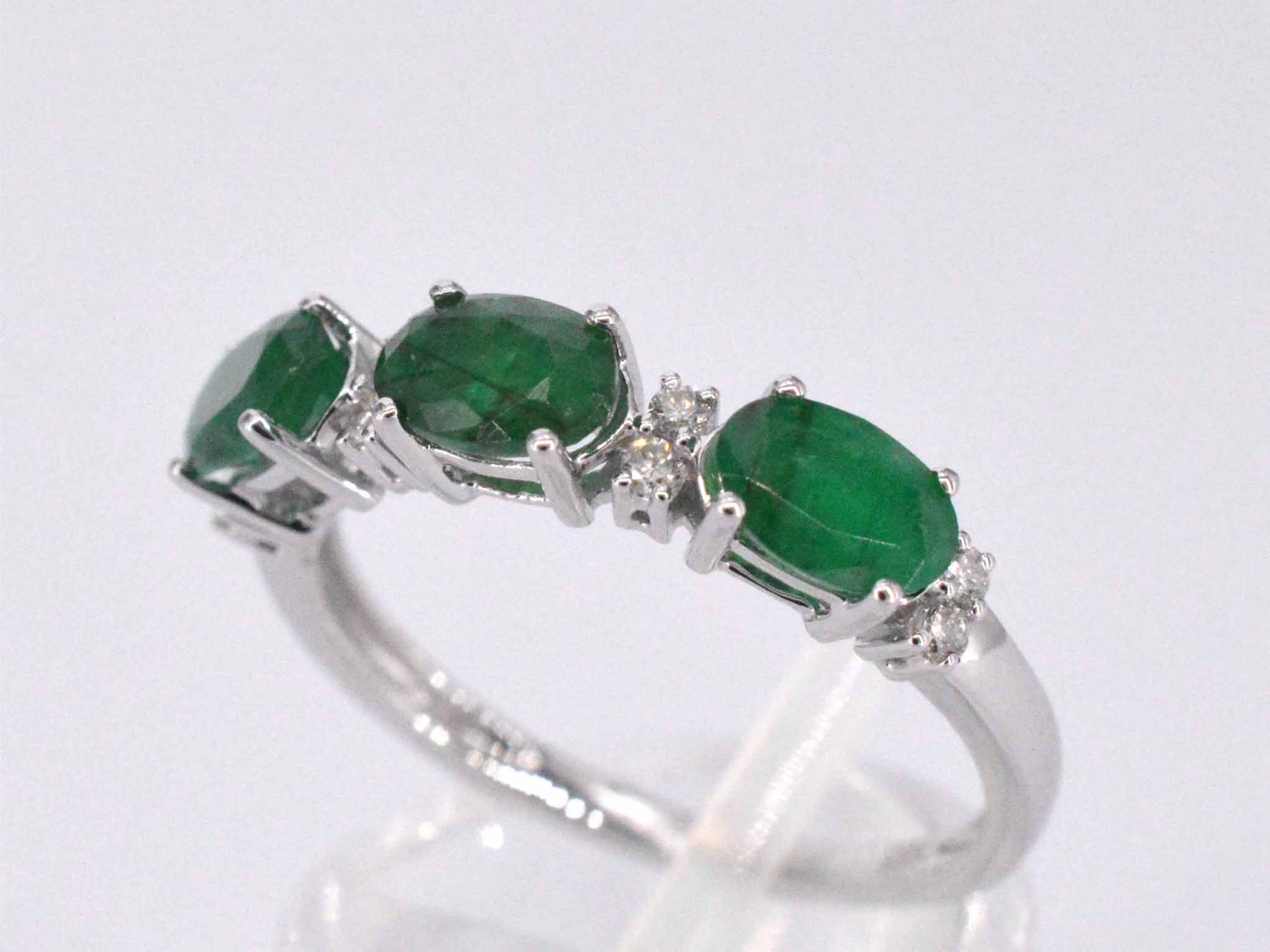 Witgouden ring met diamanten en smaragd 2126-2