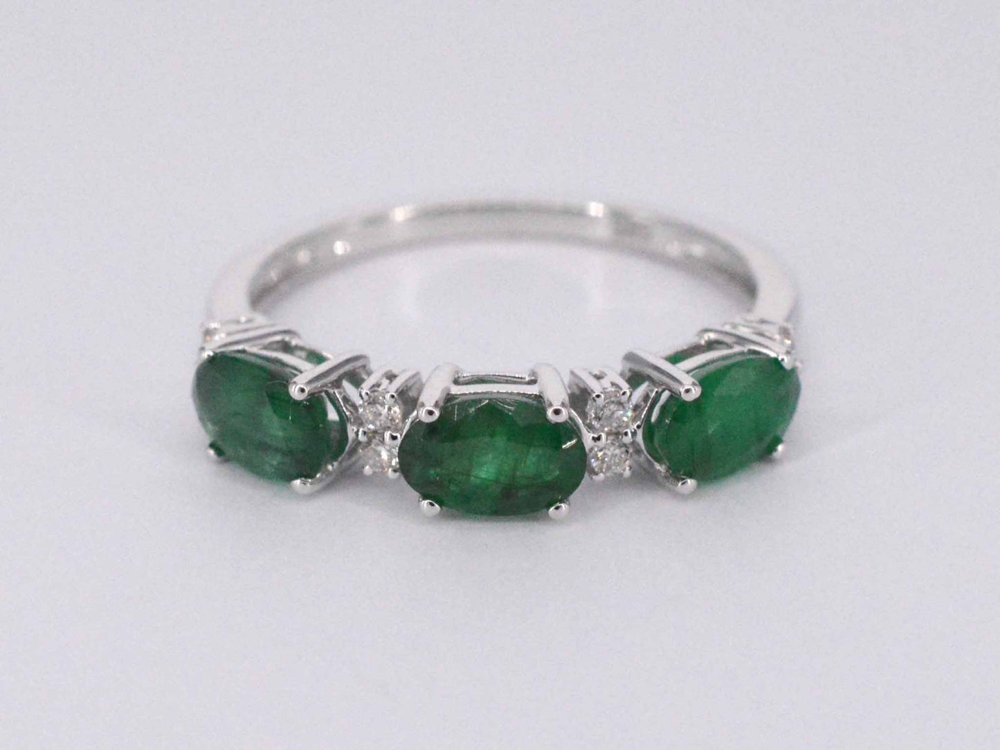 Witgouden ring met diamanten en smaragd 2126-4