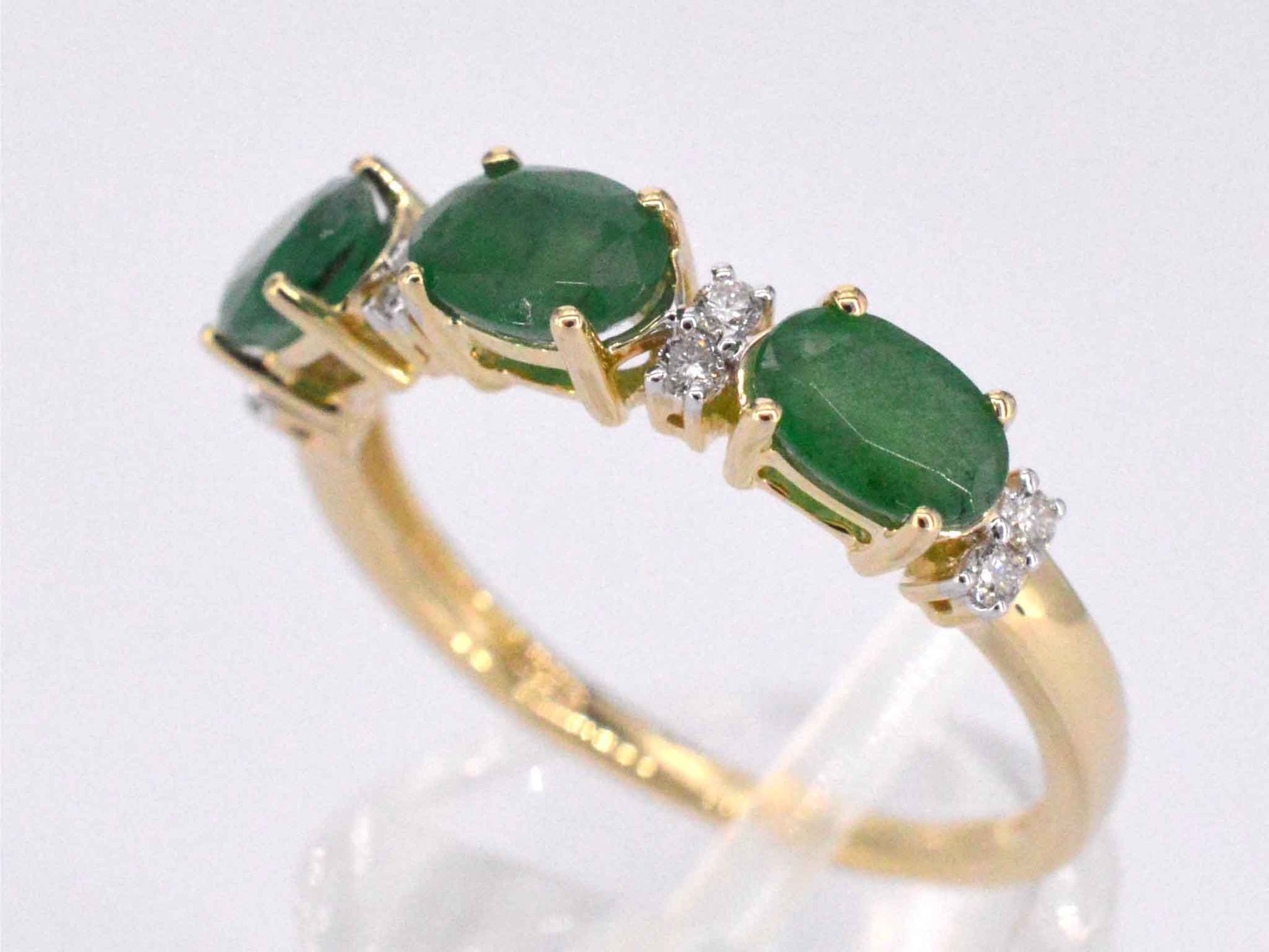 Gouden ring met diamanten en smaragd 2127-3