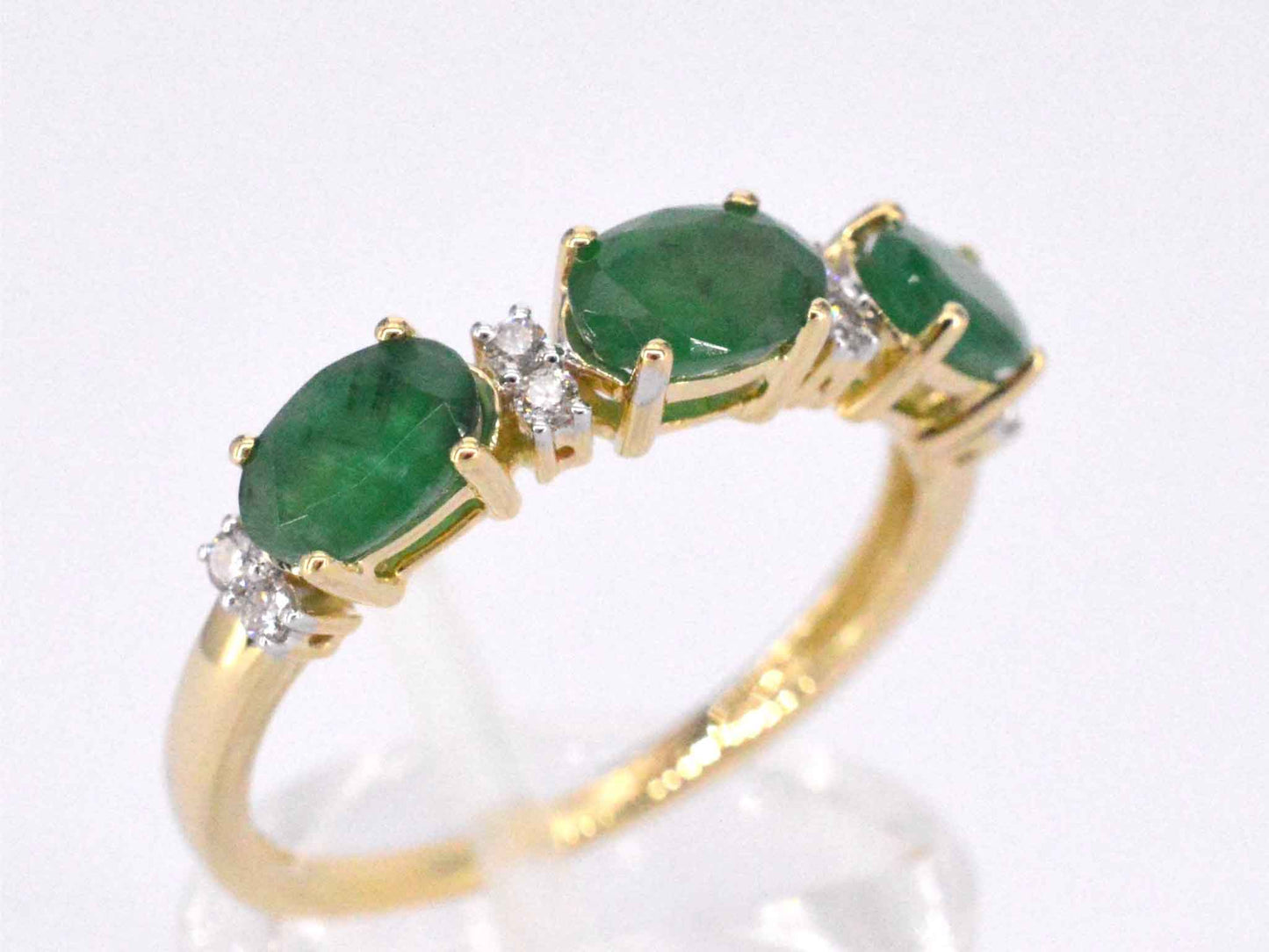 Gouden ring met diamanten en smaragd 2127-4