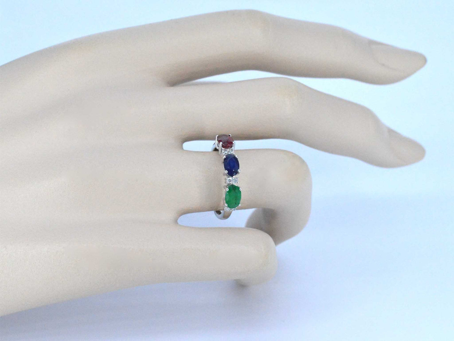 Witgouden ring met diamanten, saffier, robijn en smaragd 2128-1