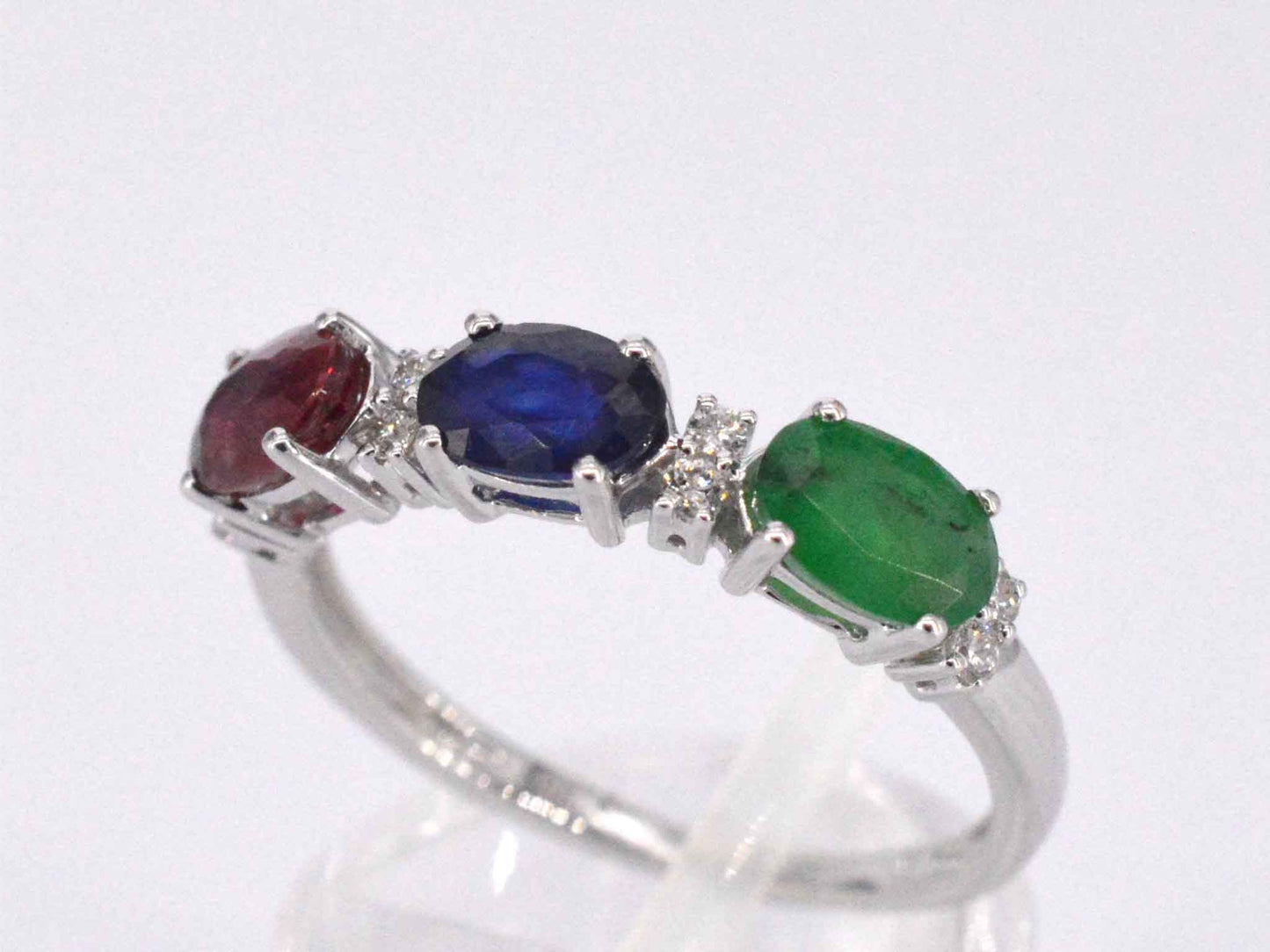Witgouden ring met diamanten, saffier, robijn en smaragd 2128-2